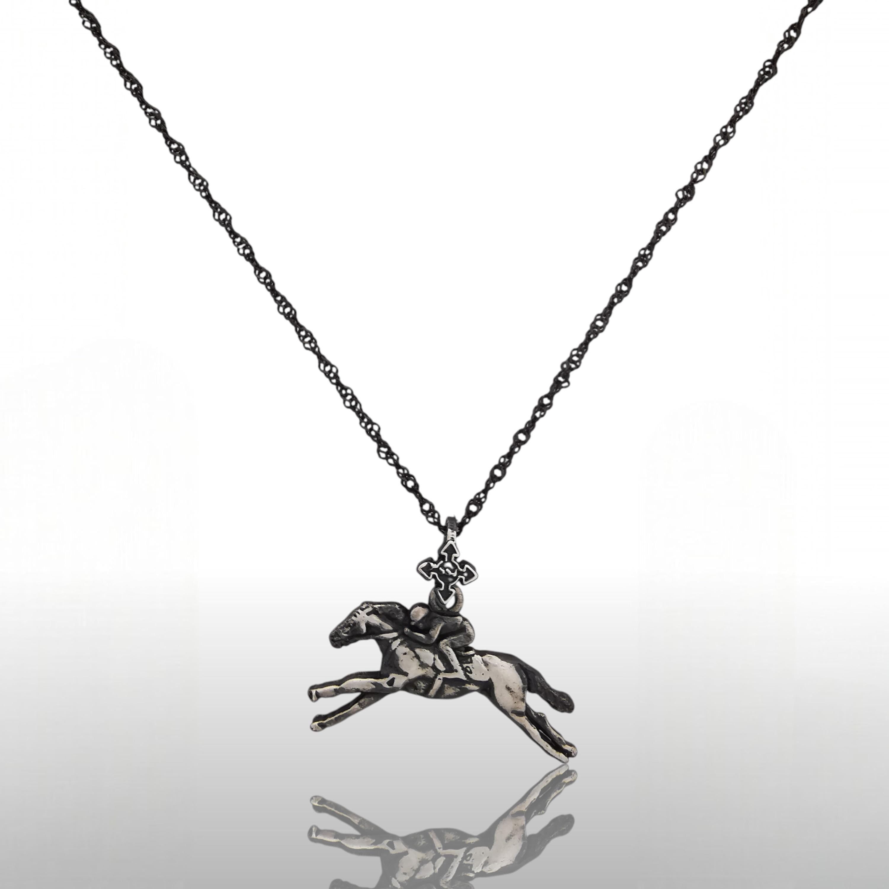Конни надбягвания – Мъжки медальон „Жокей на състезателен кон“ – Винтидж покритие – Сребро 925 – Ръчно изработено спортно бижу/талисман за конен спорт – Идеален подарък за мъж – SSJ