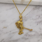 Хокеист – Мъжки спортен медальон от сребро 925 с позлатено покритие – Ръчно изработено спортно бижу – Идеален подарък за мъж, фен на хокея – SSJ