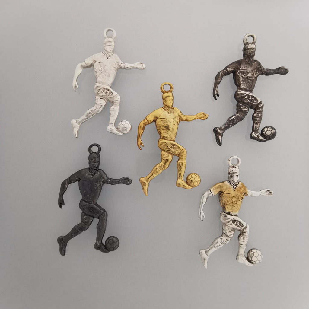 Футболист – Мъжки спортен медальон от сребро 925 в класическо сребро – Ръчно изработено спортно бижу – Идеален подарък за мъж, фен на футбола – SSJ