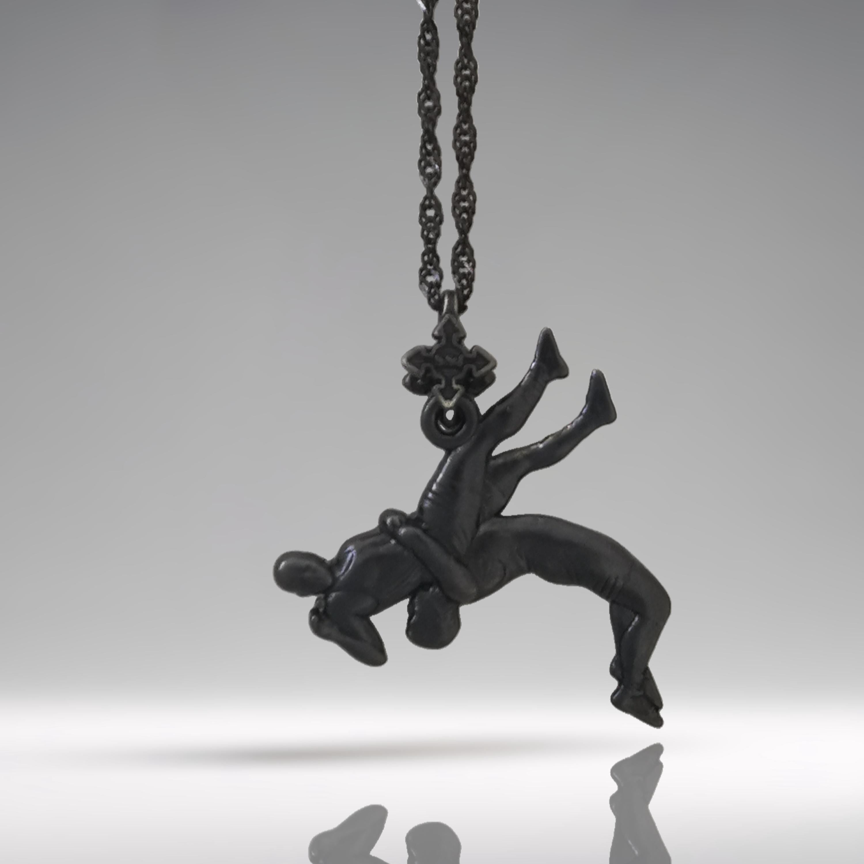 Борец – Мъжки спортен медальон за борба от сребро 925 с оксидирано покритие – Ръчно изработено бижу талисман за спортисти и фенове на бойните изкуства – SSJ