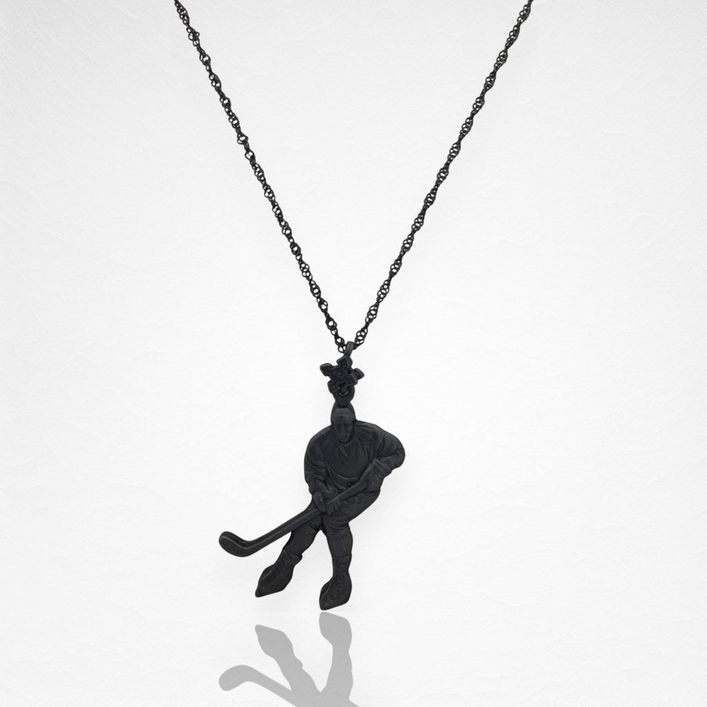 Хокеист (удар с шайба) – Мъжки спортен медальон от сребро 925 с оксидирано покритие – Ръчно изработено спортно бижу – Идеален подарък за мъж, фен на хокея – SSJ