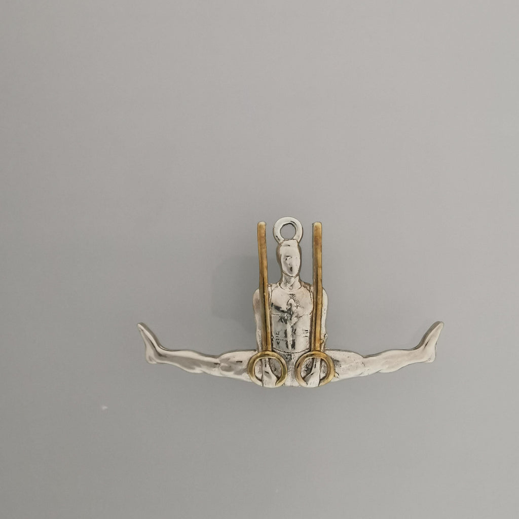 Гимнастик на халки – Мъжки спортен медальон от сребро 925 с частично позлатено покритие – Ръчно изработено бижу талисман за гимнастици и спортисти – Идеален подарък за спортист, треньор или фен – SSJ