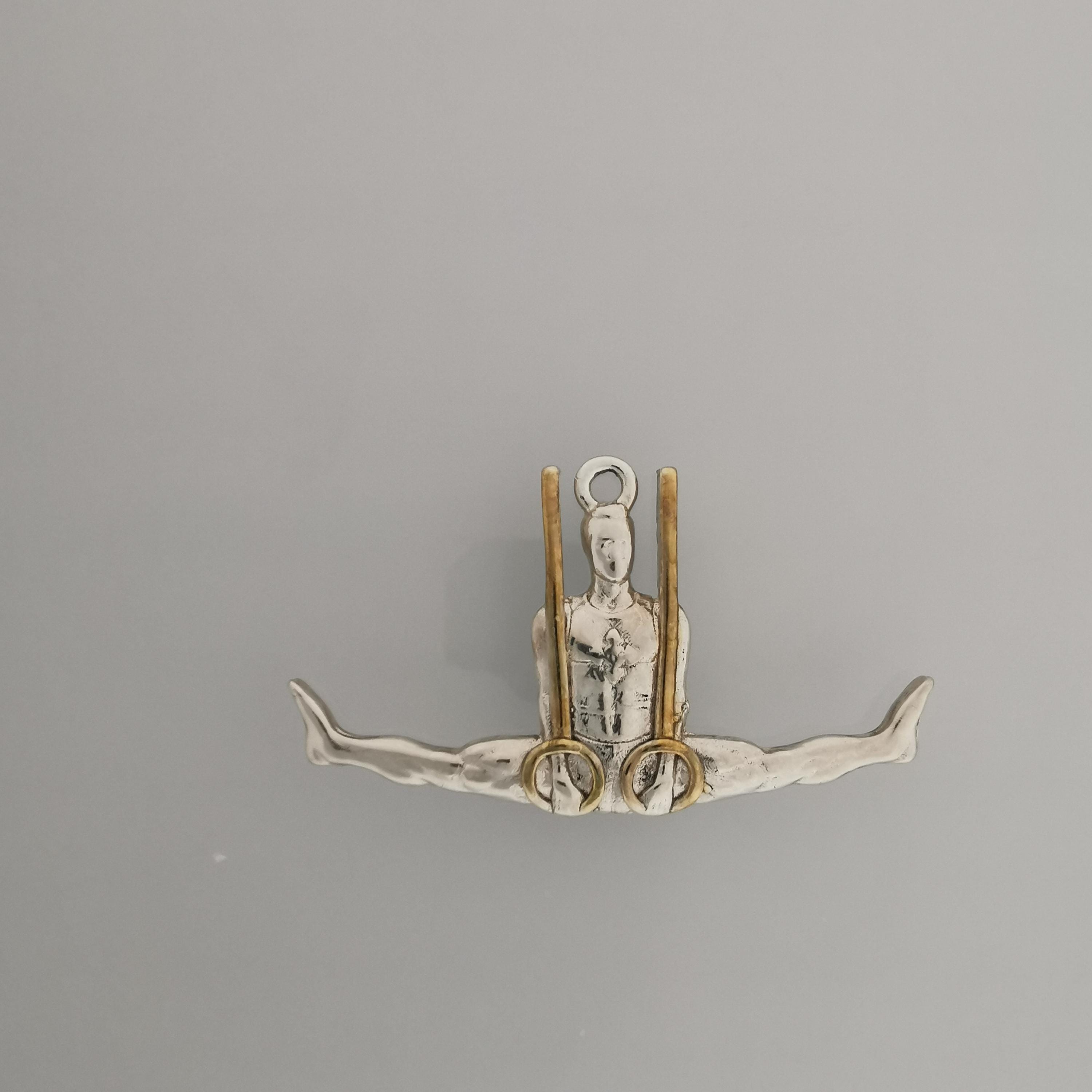 Гимнастик на халки – Мъжки спортен медальон от сребро 925 с частично позлатено покритие – Ръчно изработено бижу талисман за гимнастици и спортисти – Идеален подарък за спортист, треньор или фен – SSJ