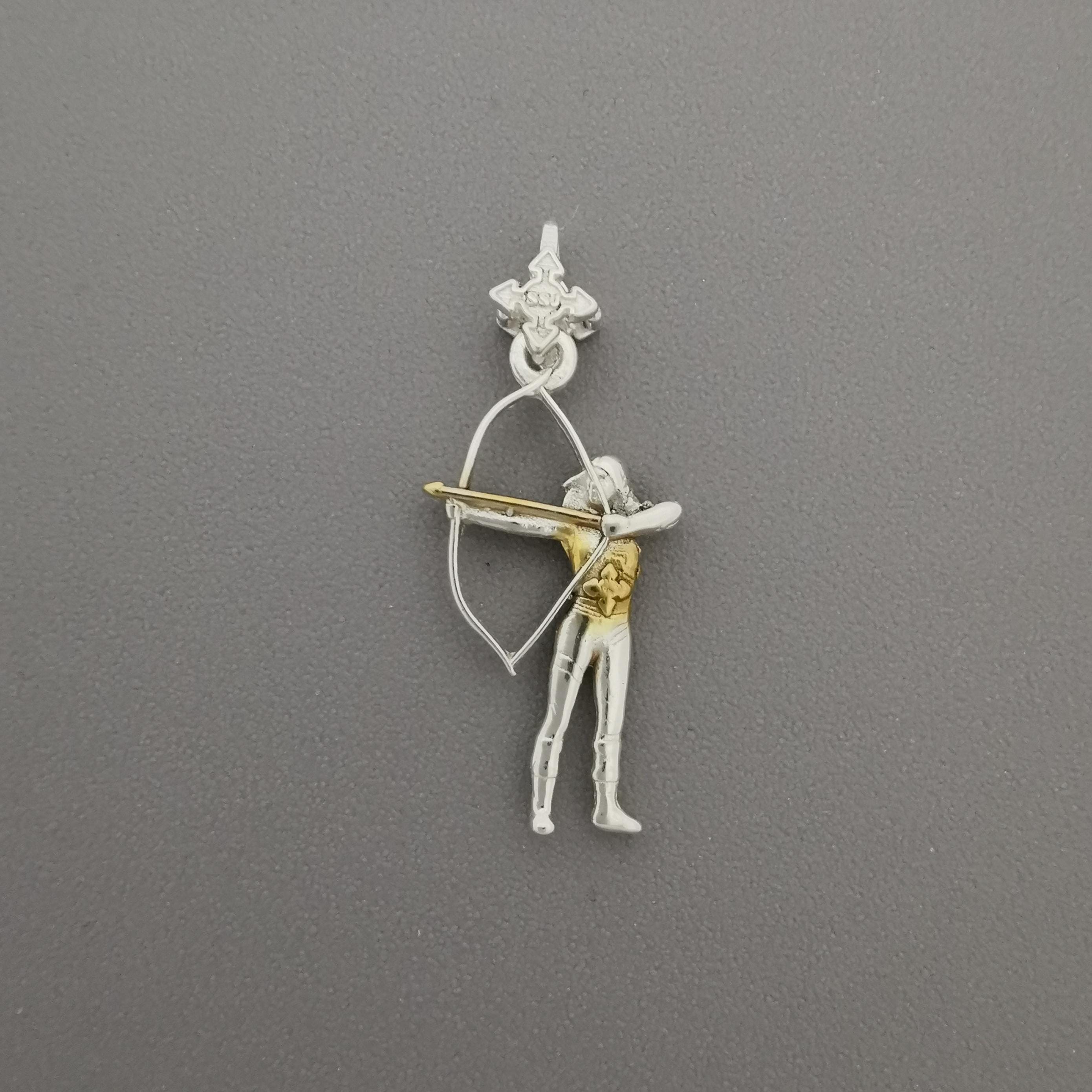 Стрелба с лък – Дамски спортен медальон от сребро 925 с частично позлатено покритие – Ръчно изработено спортно бижу – Идеален подарък за жена, фенка на стрелбата с лък – SSJ