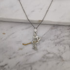 Хокеист – Мъжки спортен медальон от сребро 925 с частично позлатено покритие – Ръчно изработено спортно бижу – Идеален подарък за мъж, фен на хокея – SSJ