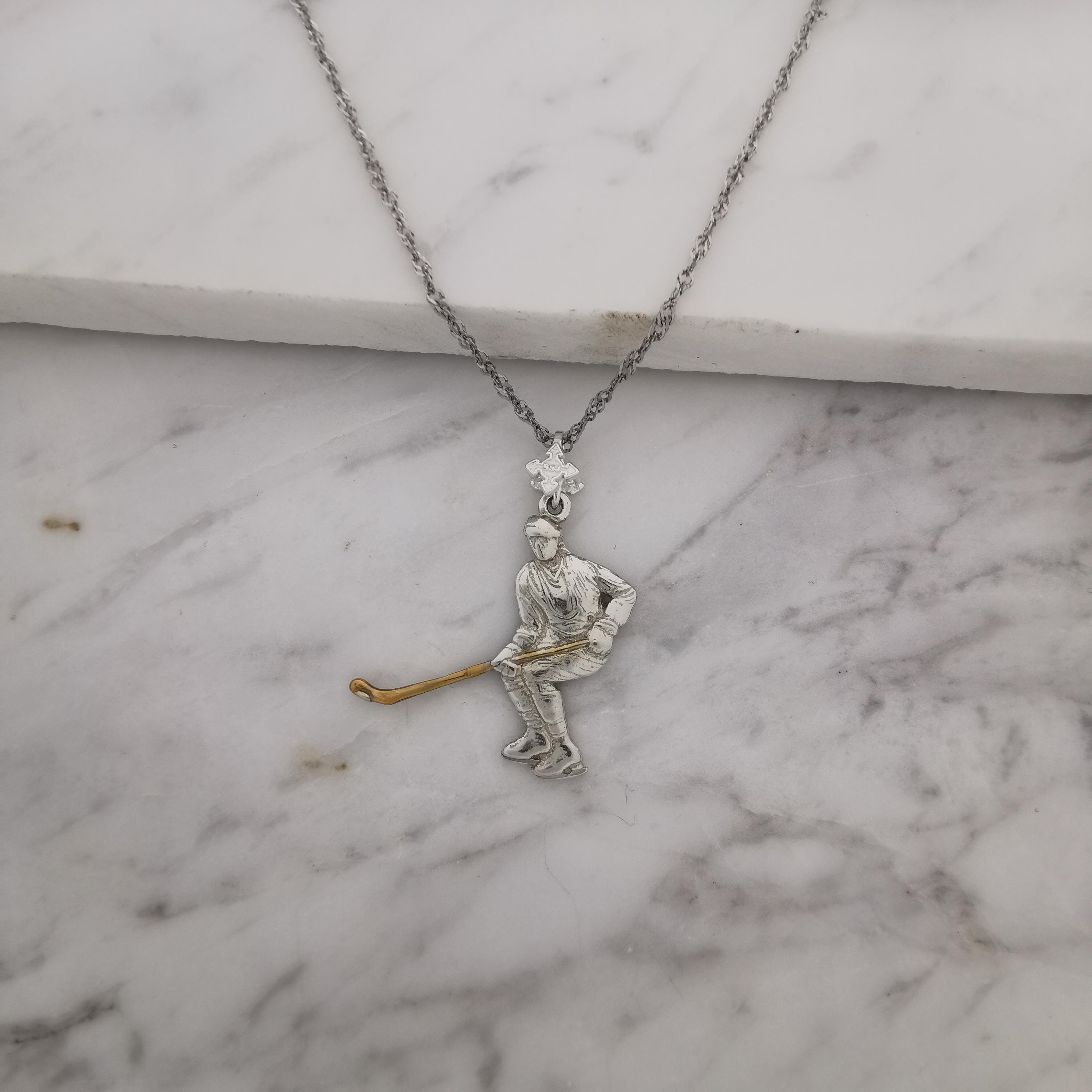 Хокеист – Мъжки спортен медальон от сребро 925 с частично позлатено покритие – Ръчно изработено спортно бижу – Идеален подарък за мъж, фен на хокея – SSJ