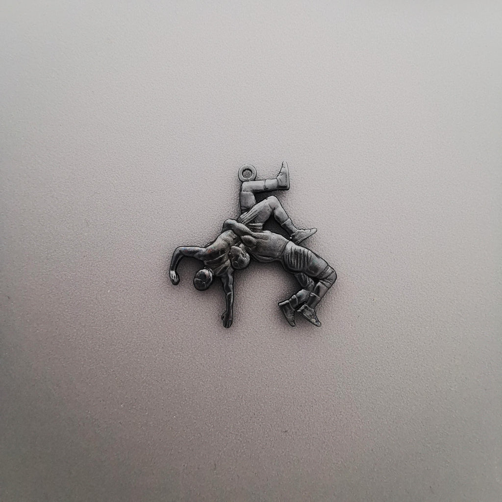 Борба – Мъжки спортен медальон от сребро 925 с оксидирано покритие – Ръчно изработено бижу талисман за борци, треньори и фенове на бойните изкуства – SSJ