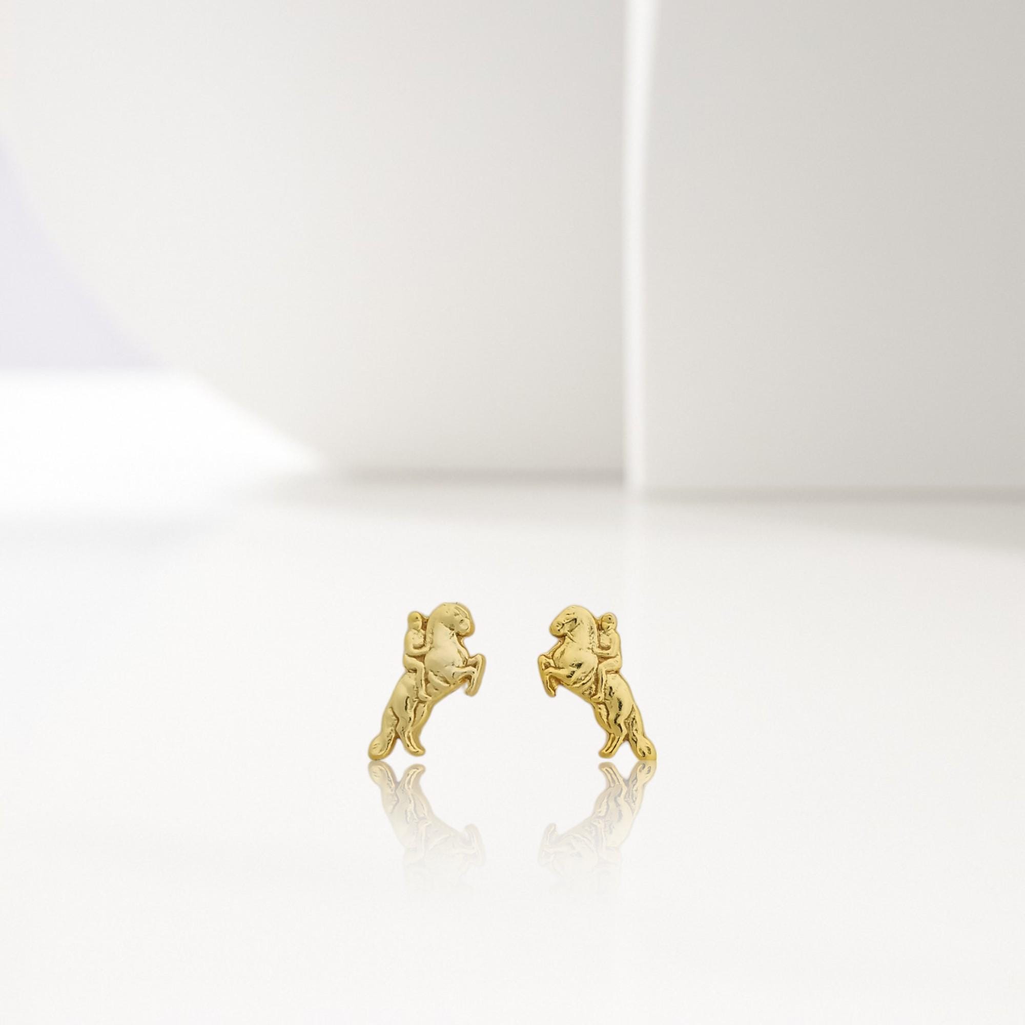 Конен спорт – Дамски обеци с фигура на състезателка – Позлатено покритие – Сребро 925 – Ръчно изработени спортни бижута/талисмани конна езда – Идеален подарък за жена – SSJ