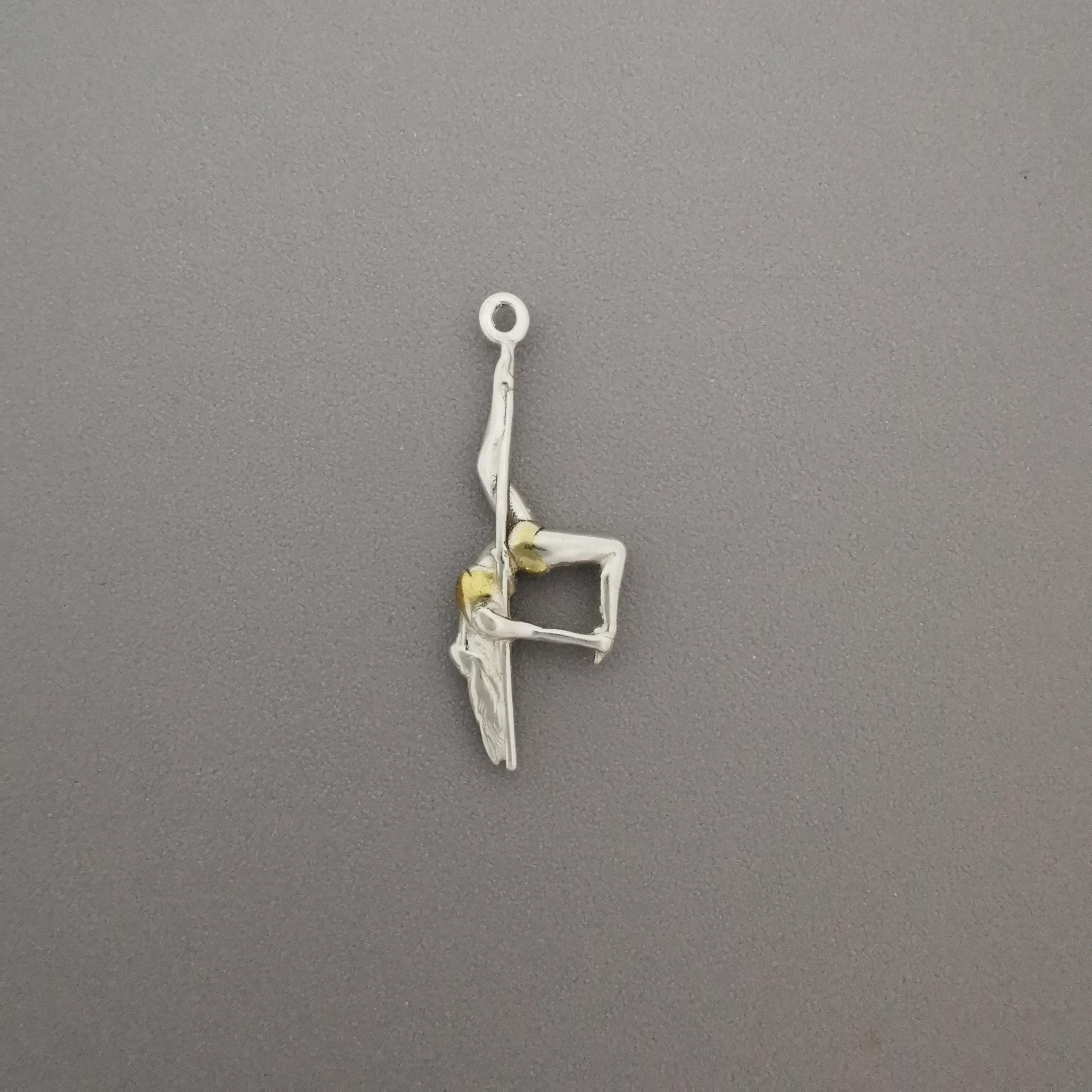 Pole Dance (Танци на пилон) – Дамски спортен медальон от сребро 925 с частично позлатено покритие – Ръчно изработено спортно бижу – Идеален подарък за жена, фенка на гимнастиката – SSJ