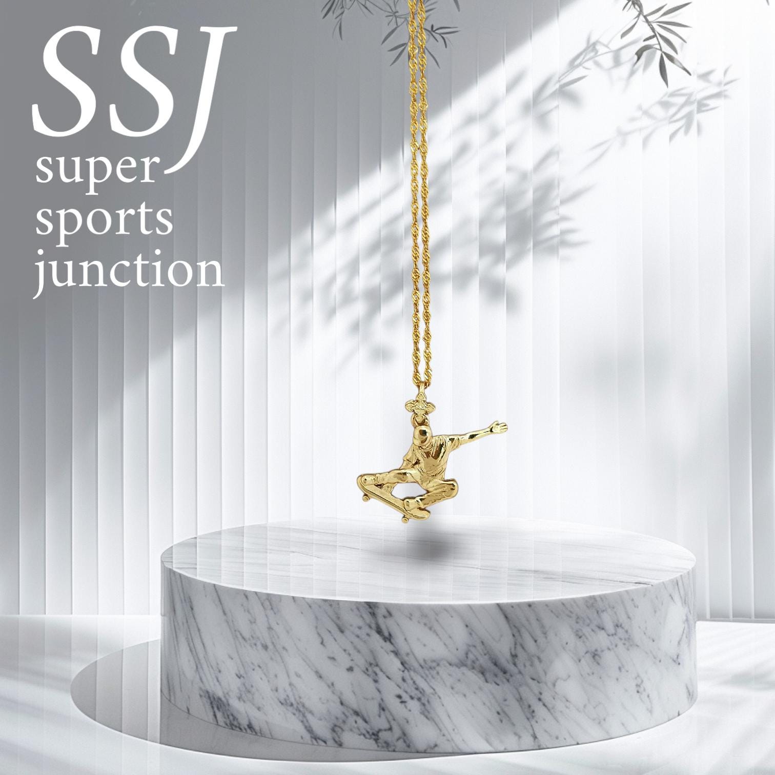 Скейтбордист (скок) – Мъжки спортен медальон от сребро 925 с позлатено покритие – Ръчно изработено спортно бижу – Идеален подарък за мъж, фен на скейтборда – SSJ
