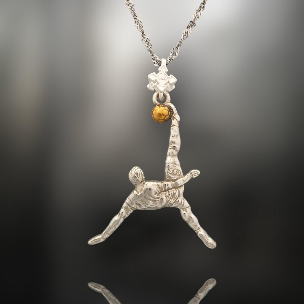 Футболист (задна ножица) – Мъжки спортен медальон от сребро 925 с частично позлатено покритие – Ръчно изработено спортно бижу – Идеален подарък за мъж, фен на футбола – SSJ