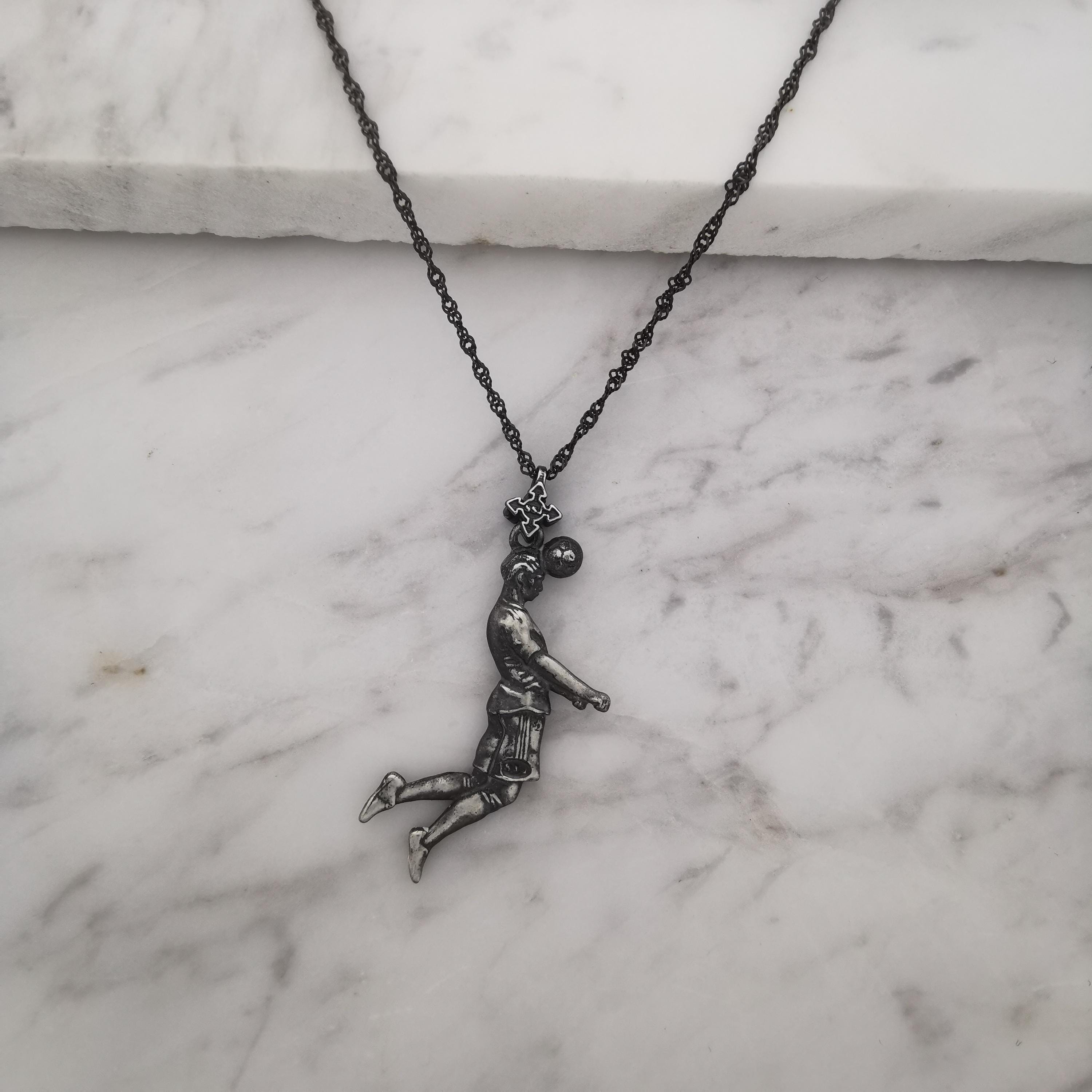 Футболист (удар с глава) – Мъжки спортен медальон от сребро 925 с винтидж покритие – Ръчно изработено спортно бижу – Идеален подарък за мъж, фен на футбола – SSJ