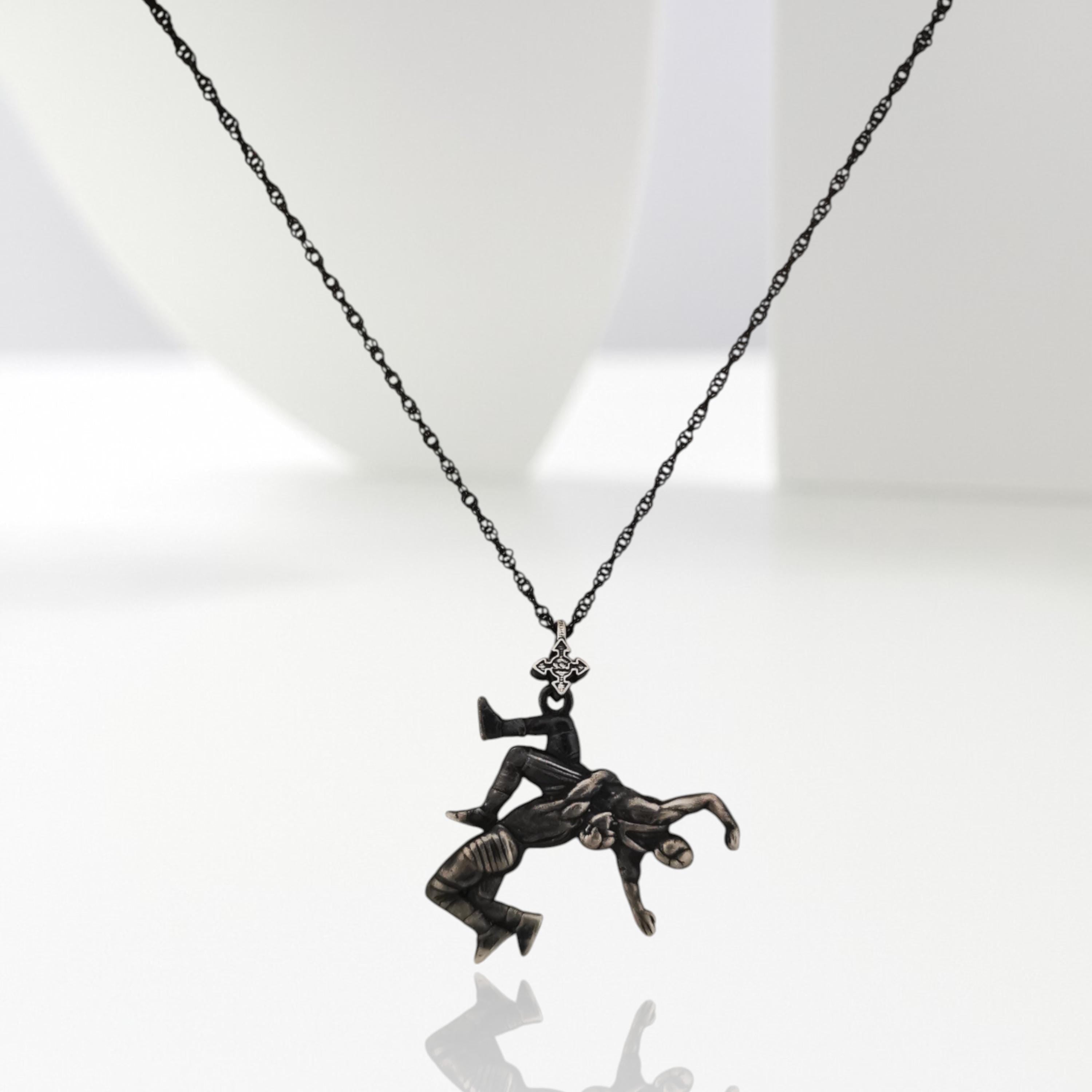 Борба – Мъжки спортен медальон от сребро 925 с винтидж покритие – Ръчно изработено бижу талисман за борци, треньори и фенове на бойните изкуства – SSJ