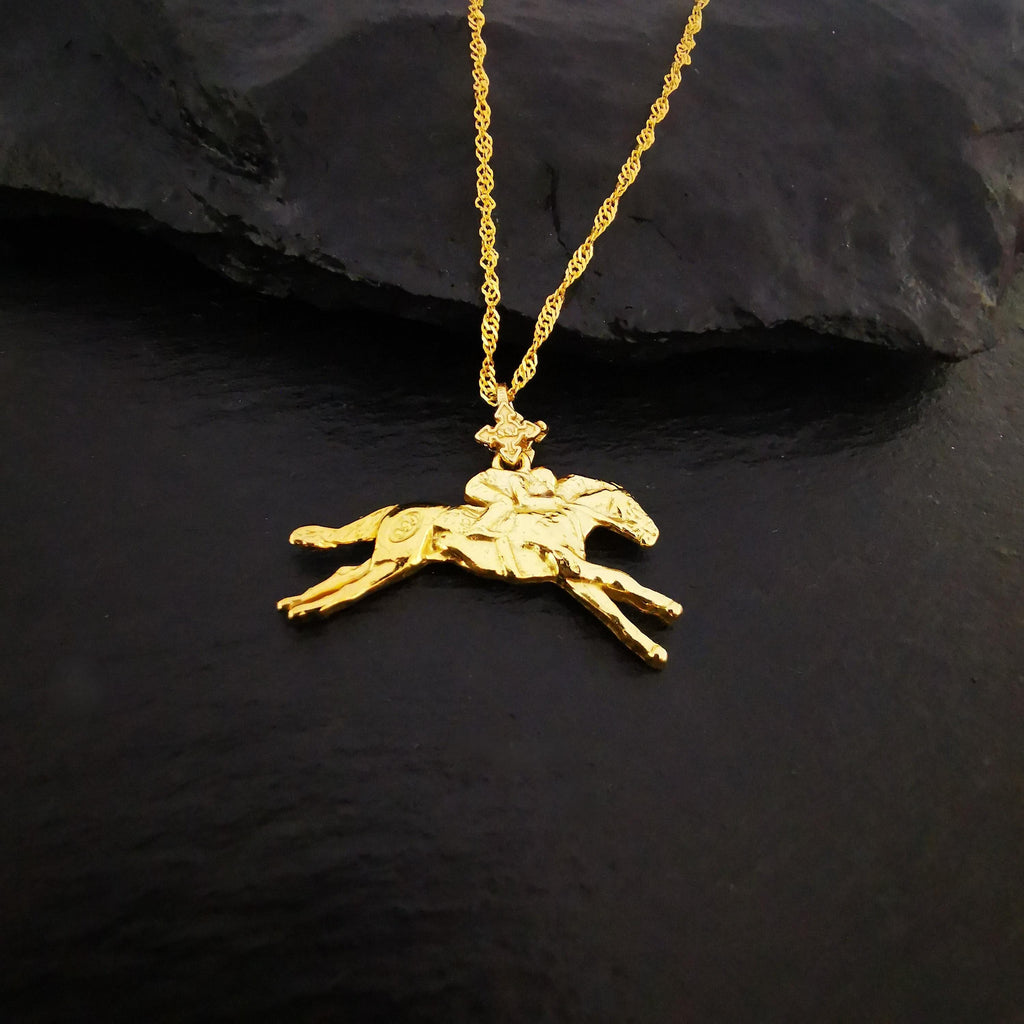 Конни надбягвания – Мъжки медальон „Жокей на състезателен кон“ – Позлатено покритие – Сребро 925 – Ръчно изработено спортно бижу/талисман за конен спорт – Идеален подарък за мъж – SSJ