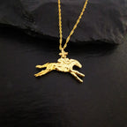 Конни надбягвания – Мъжки медальон „Жокей на състезателен кон“ – Позлатено покритие – Сребро 925 – Ръчно изработено спортно бижу/талисман за конен спорт – Идеален подарък за мъж – SSJ