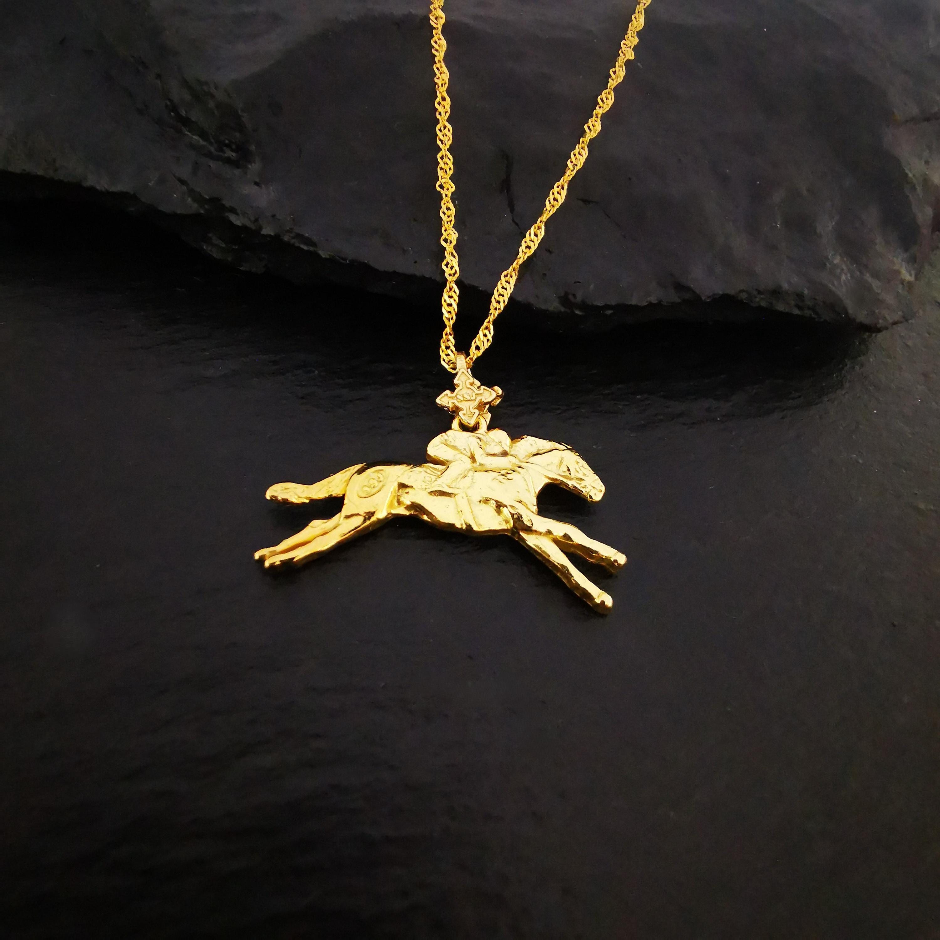 Конни надбягвания – Мъжки медальон „Жокей на състезателен кон“ – Позлатено покритие – Сребро 925 – Ръчно изработено спортно бижу/талисман за конен спорт – Идеален подарък за мъж – SSJ