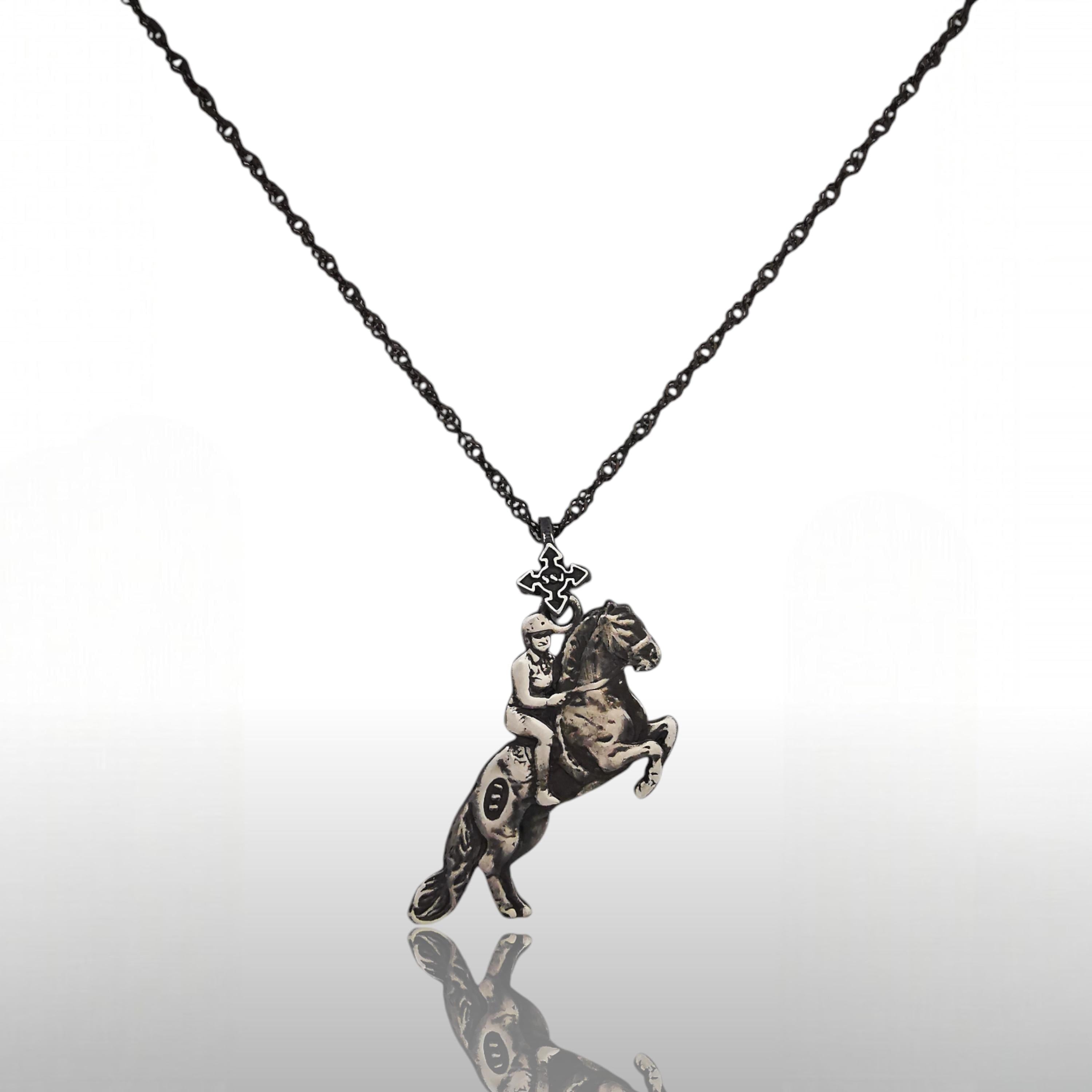 Конен спорт – Мъжки медальон „Ездач при прескачане на препятствие“ – Винтидж покритие – Сребро 925 – Ръчно изработено спортно бижу/талисман за конен спорт – Идеален подарък за мъж – SSJ