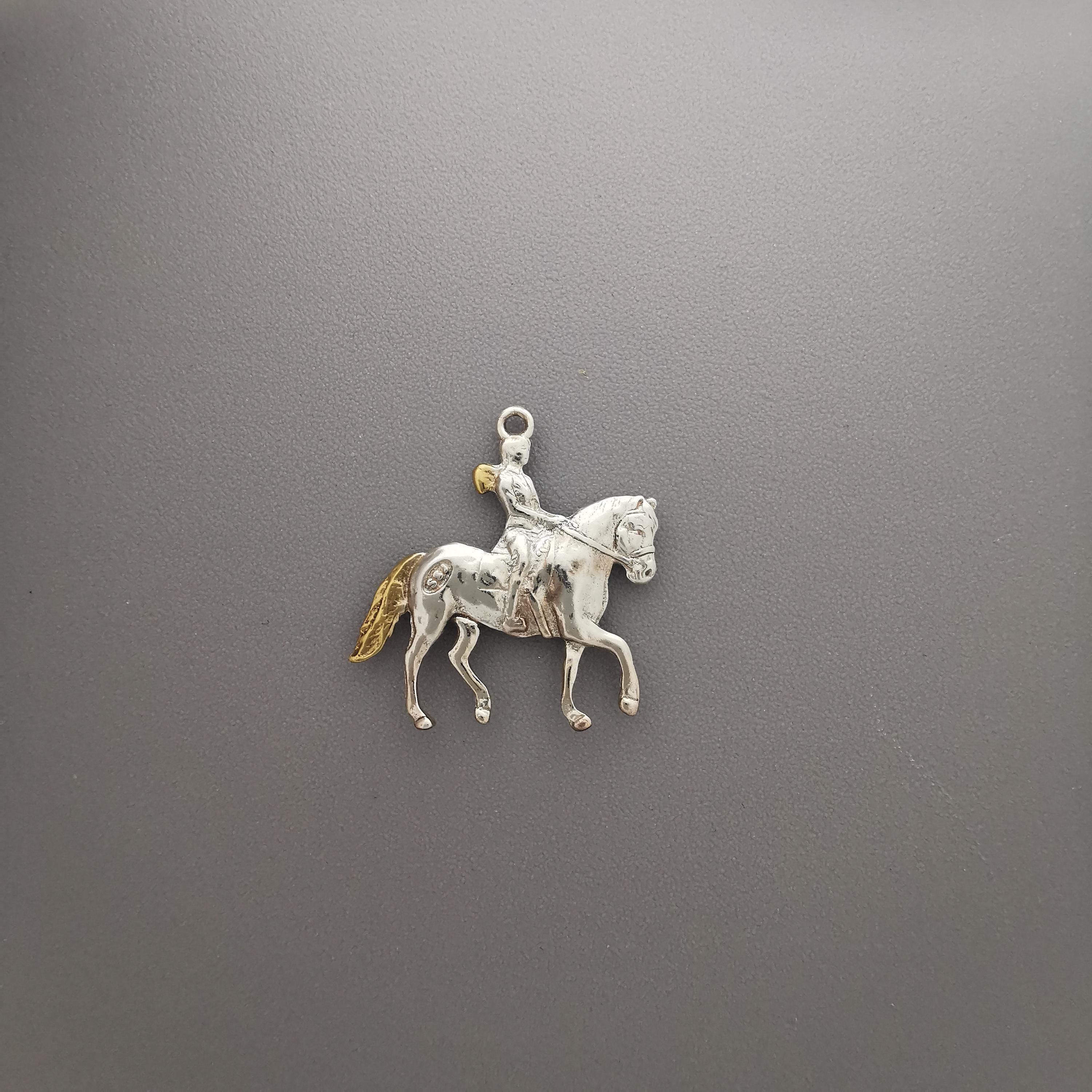 Конен спорт – Дамски медальон с фигура на ездачка – Частично позлатено покритие – Сребро 925 – Ръчно изработено спортно бижу/талисман конна езда – Идеален подарък за жена – SSJ