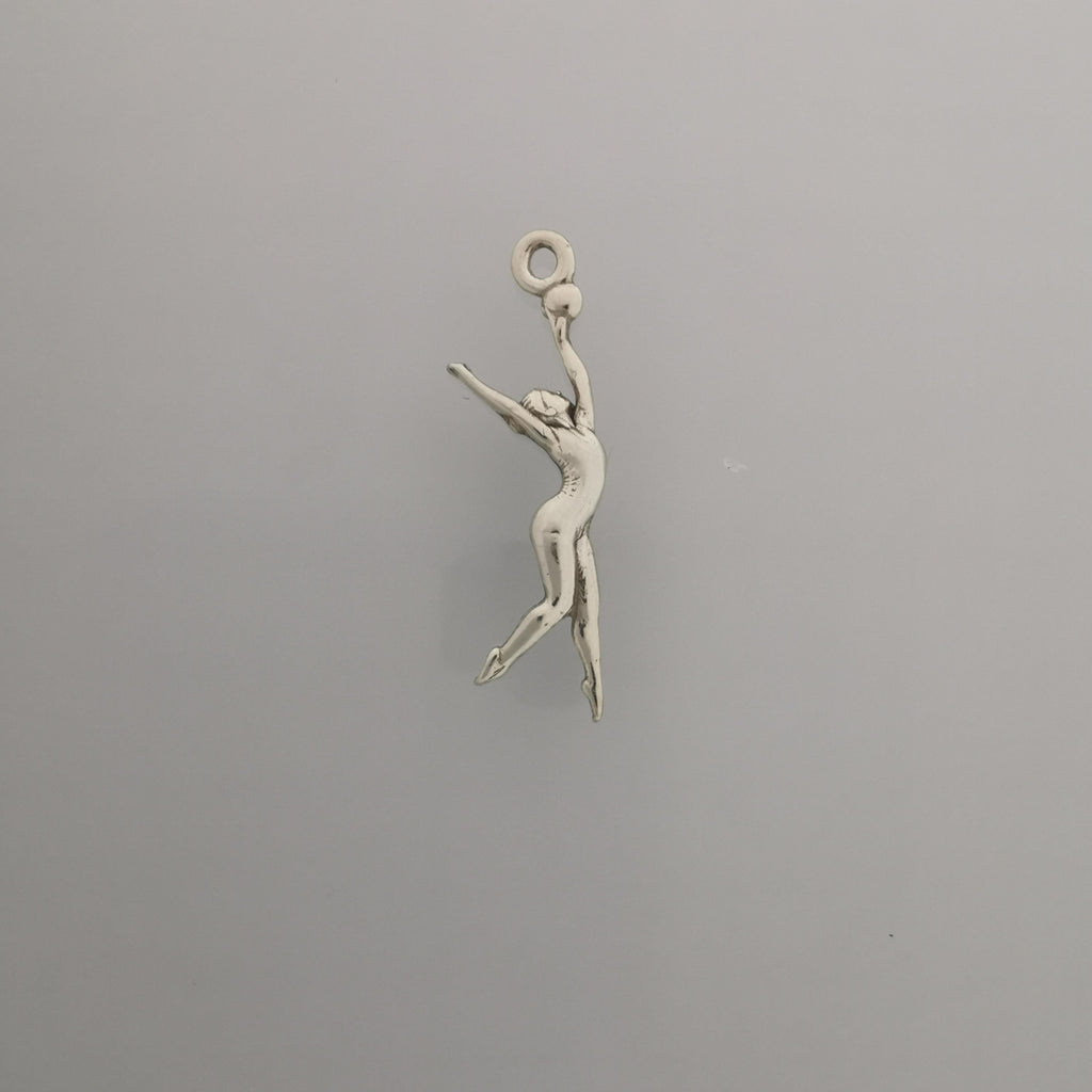 Художествена гимнастика (съчетание с топка) – Дамски спортен медальон от сребро 925 в класическо сребро – Ръчно изработено спортно бижу – Идеален подарък за жена, фенка на художествената гимнастика – SSJ