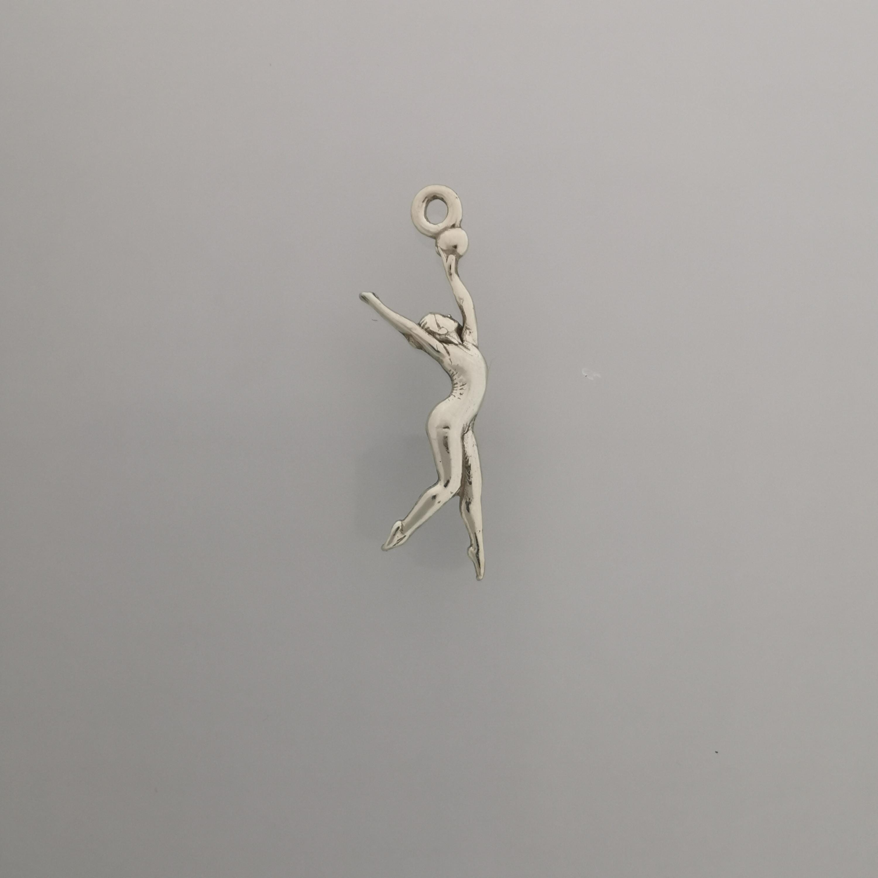 Художествена гимнастика (съчетание с топка) – Дамски спортен медальон от сребро 925 в класическо сребро – Ръчно изработено спортно бижу – Идеален подарък за жена, фенка на художествената гимнастика – SSJ