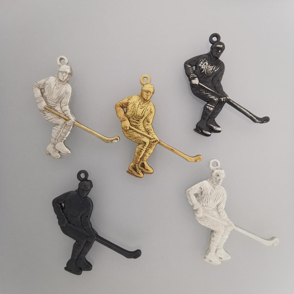 Хокеист – Мъжки спортен медальон от сребро 925 с позлатено покритие – Ръчно изработено спортно бижу – Идеален подарък за мъж, фен на хокея – SSJ