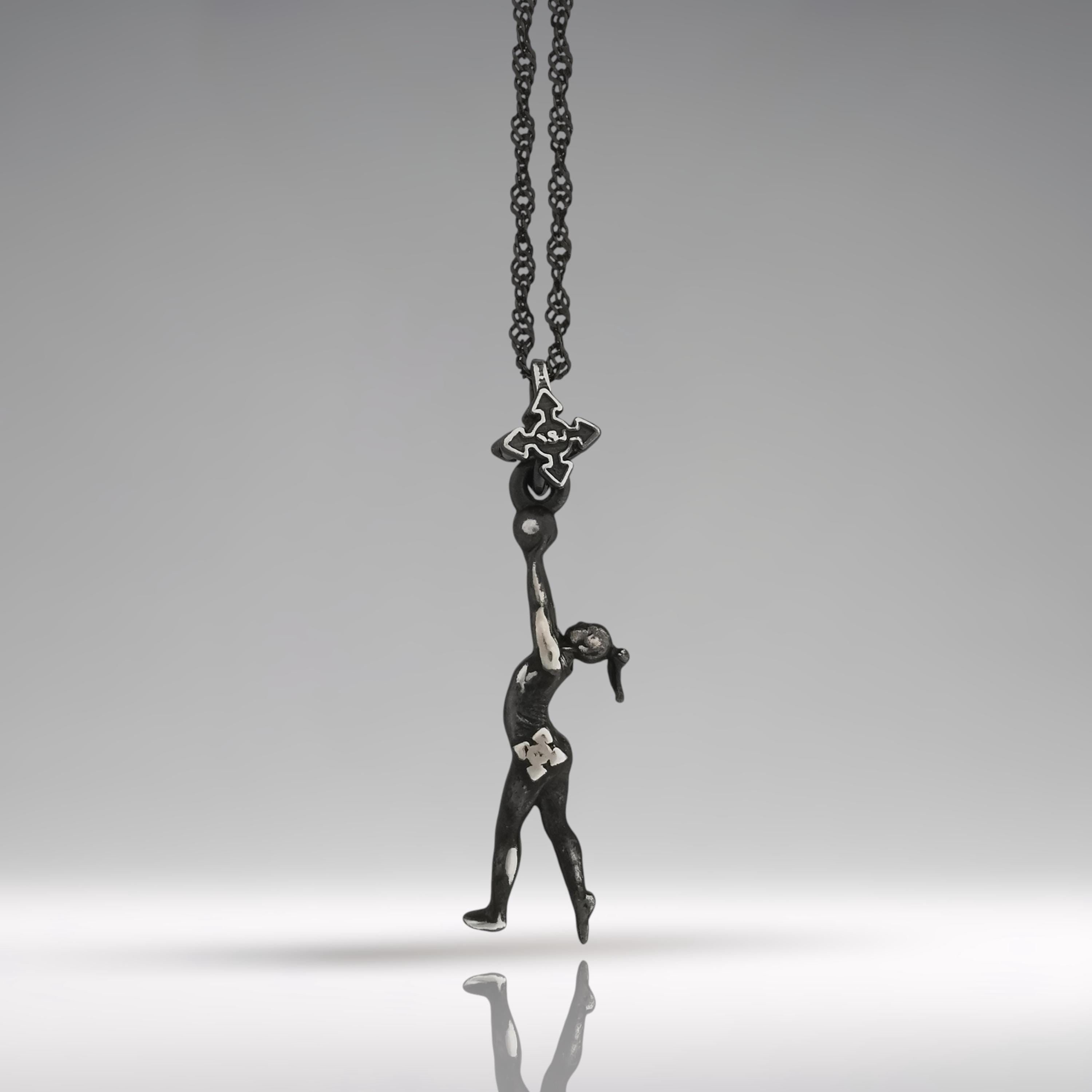 Художествена гимнастика (съчетание с топка) – Дамски спортен медальон от сребро 925 с винтидж покритие – Ръчно изработено спортно бижу – Идеален подарък за жена, фенка на художествената гимнастика – SSJ