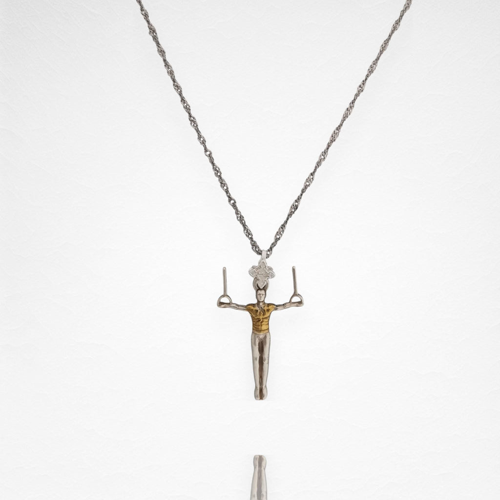 Гимнастик на халки – Мъжки спортен медальон от сребро 925 с частично позлатено покритие – Ръчно изработено бижу талисман за гимнастици и спортисти – Идеален подарък за спортист, треньор или фен – SSJ