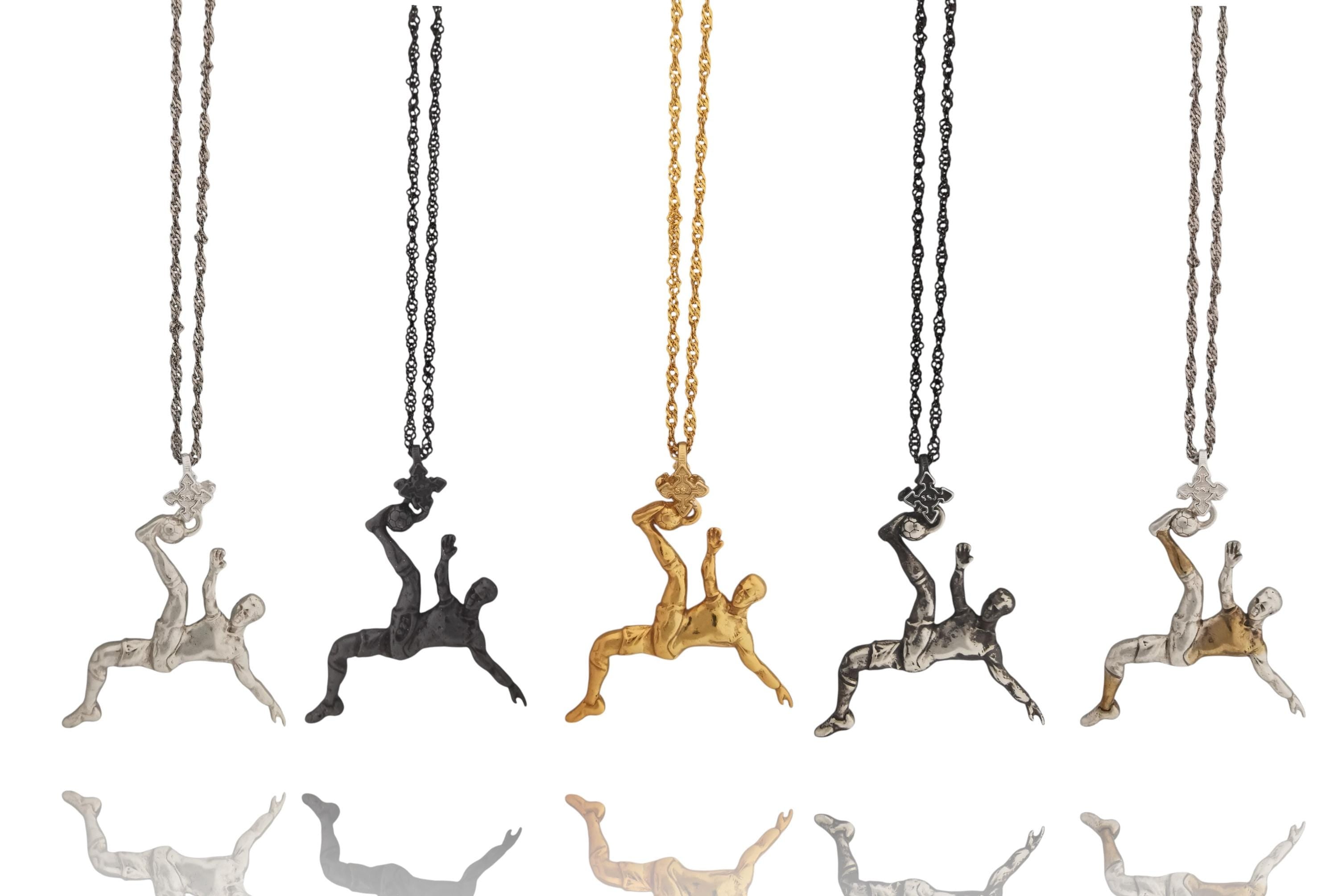 Футболист (задна ножица) – Мъжки спортен медальон от сребро 925 с винтидж покритие – Ръчно изработено спортно бижу – Идеален подарък за мъж, фен на футбола – SSJ