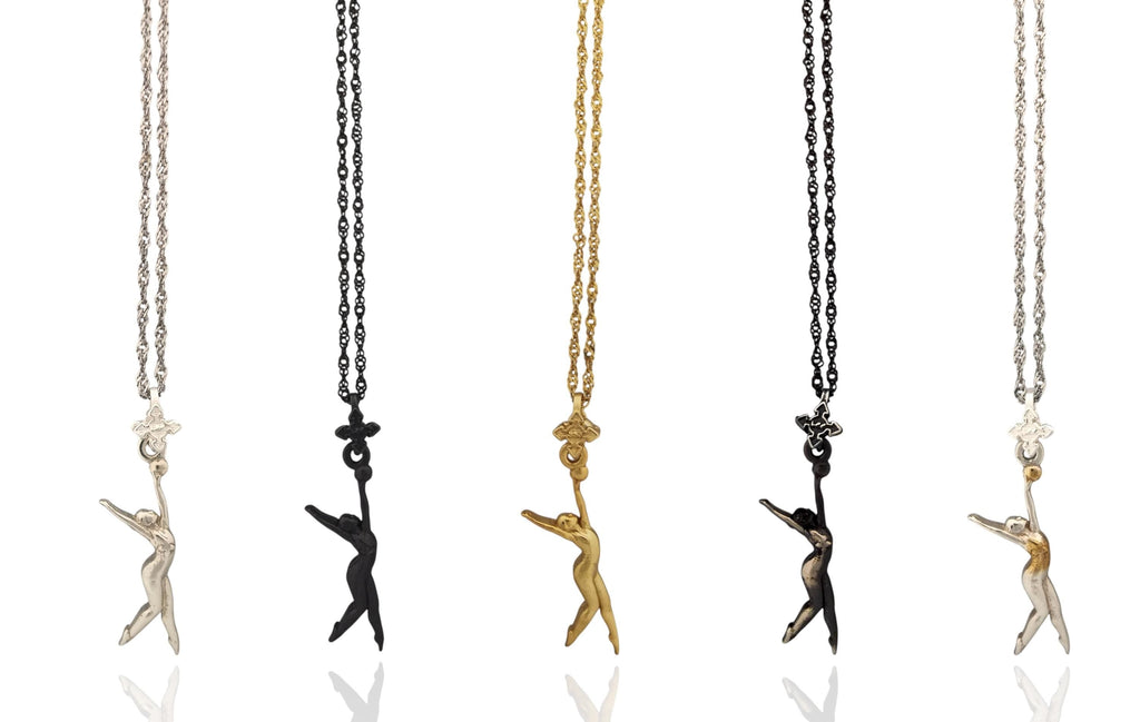 Художествена гимнастика (съчетание с топка) – Дамски спортен медальон от сребро 925 с позлатено покритие – Ръчно изработено спортно бижу – Идеален подарък за жена, фенка на художествената гимнастика – SSJ