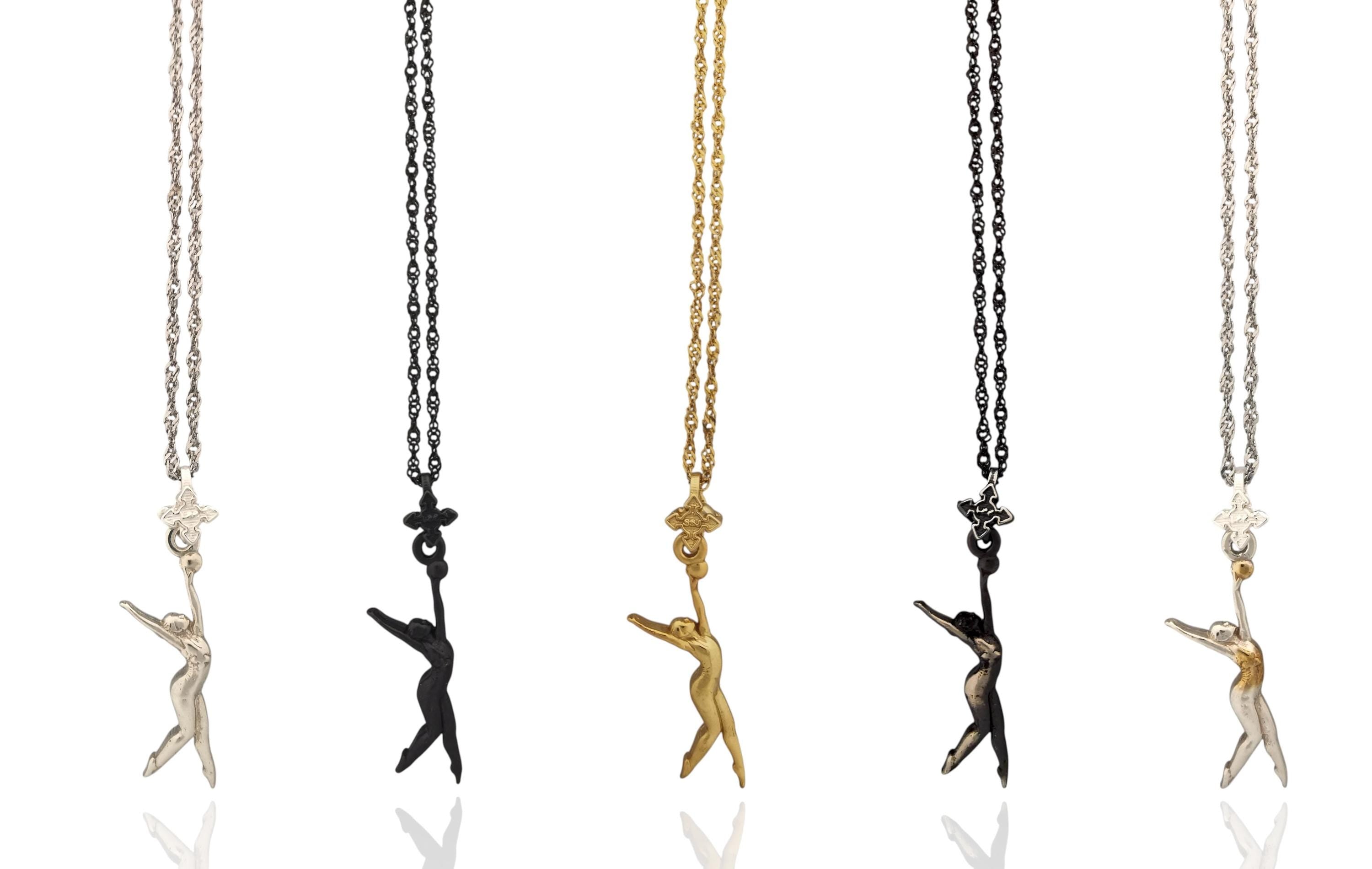 Художествена гимнастика (съчетание с топка) – Дамски спортен медальон от сребро 925 с позлатено покритие – Ръчно изработено спортно бижу – Идеален подарък за жена, фенка на художествената гимнастика – SSJ