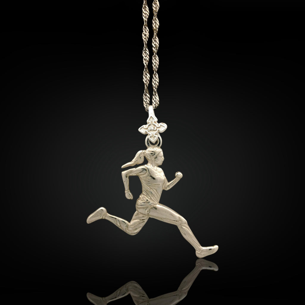 Атлетка – Женски спортен медальон за бегачки, спринтьорки и маратонки от сребро 925 – Ръчно изработено бижу талисман за лекоатлетки – SSJ
