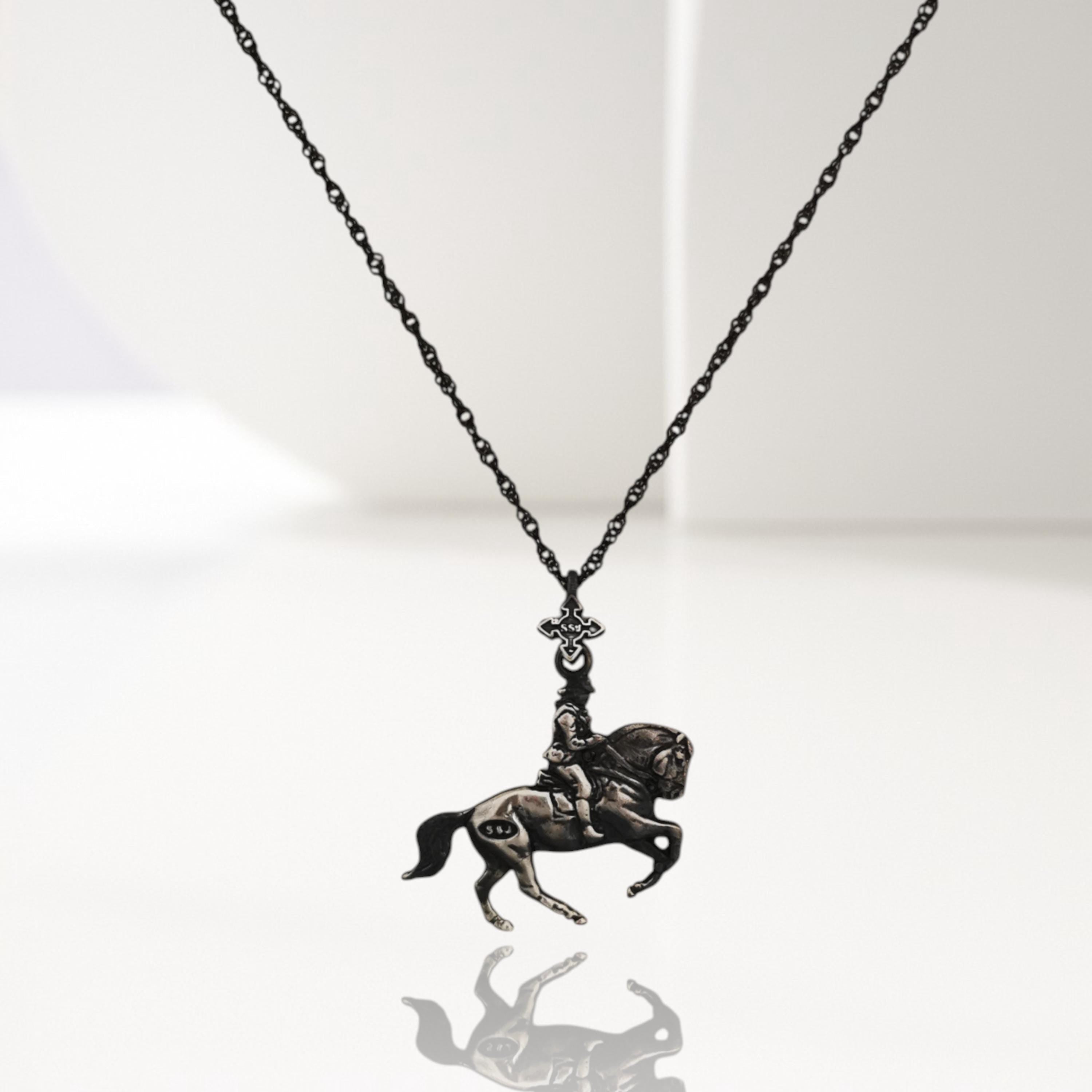 Конен спорт – Мъжки медальон „Ездач“ (обездка) – Винтидж покритие – Сребро 925 – Ръчно изработено бижу/талисман – Идеален подарък за мъж – SSJ