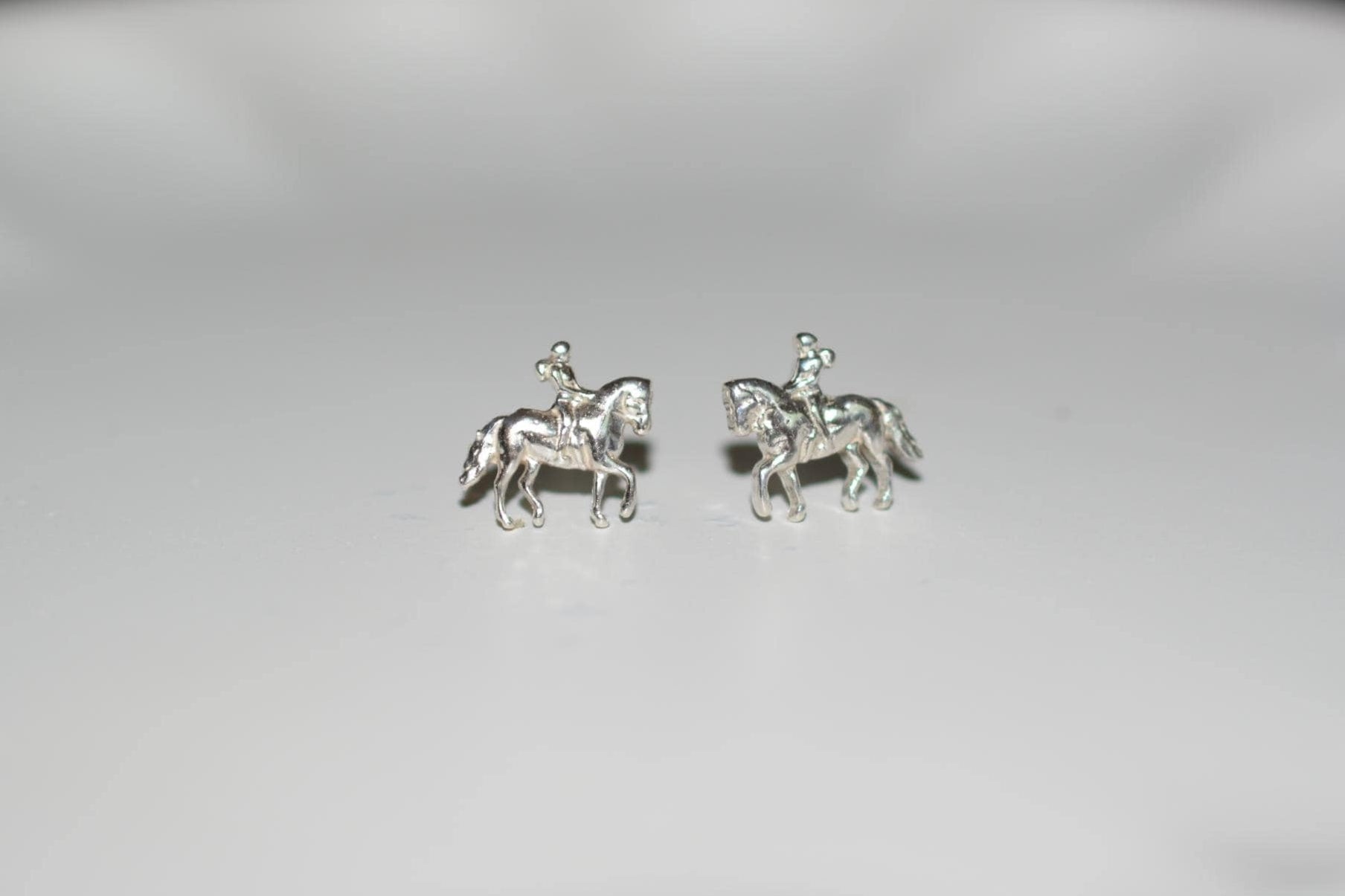 Конен спорт – Дамски обеци с фигура на ездачка – Класическо сребро 925 – Ръчно изработени спортни бижута/талисмани конна езда – Идеален подарък за жена – SSJ
