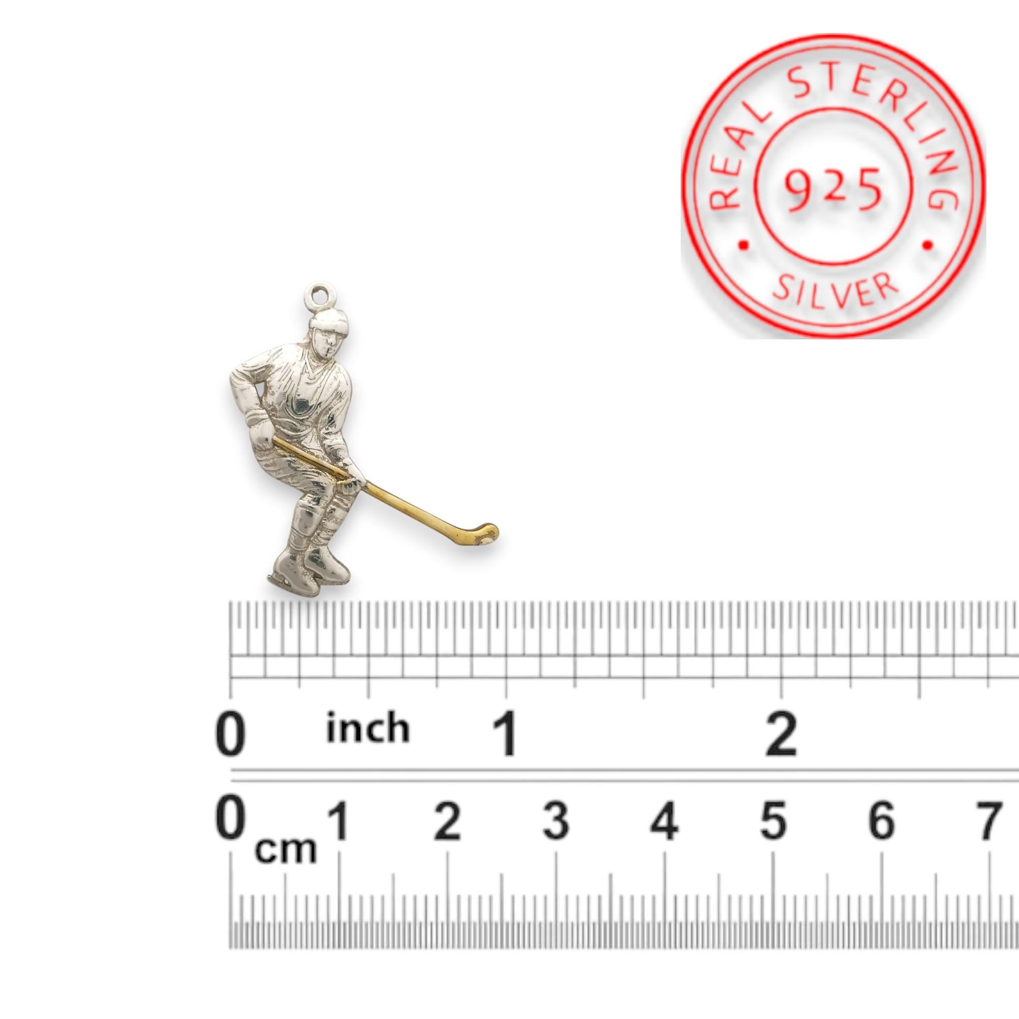 Хокеист – Мъжки спортен медальон от сребро 925 с частично позлатено покритие – Ръчно изработено спортно бижу – Идеален подарък за мъж, фен на хокея – SSJ