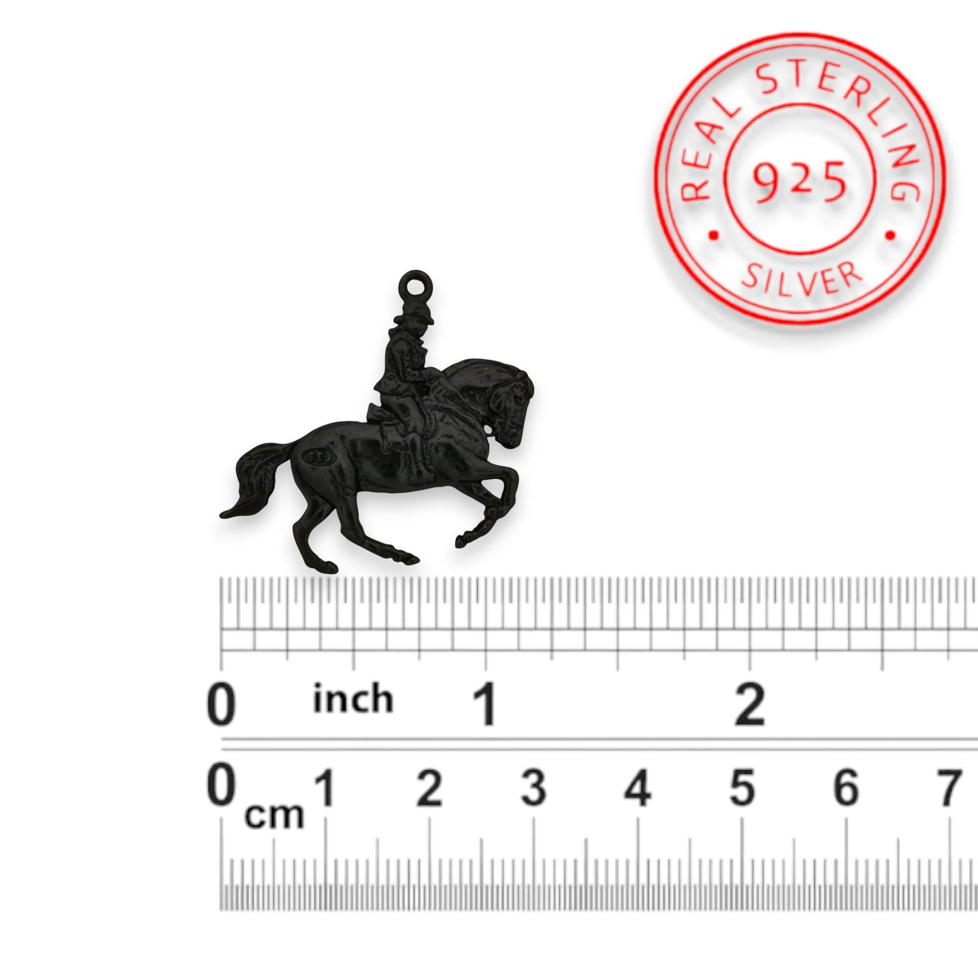 Конен спорт – Мъжки медальон „Ездач“ (обездка) – Оксидирано сребро 925 – Ръчно изработено бижу/талисман – Идеален подарък за мъж – SSJ