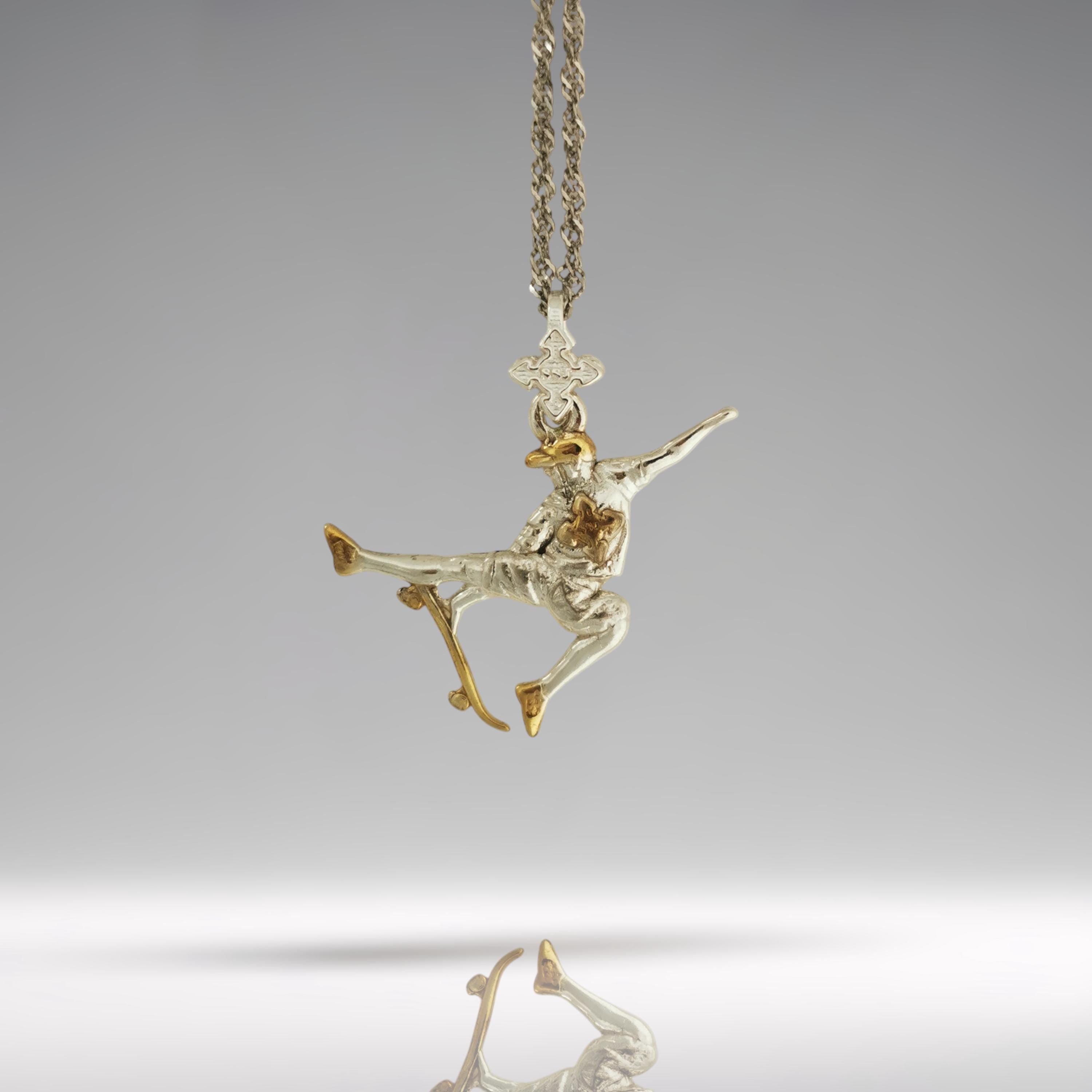 Скейтбордист – Мъжки спортен медальон от сребро 925 с частично позлатено покритие – Ръчно изработено спортно бижу – Идеален подарък за мъж, фен на скейтборда – SSJ