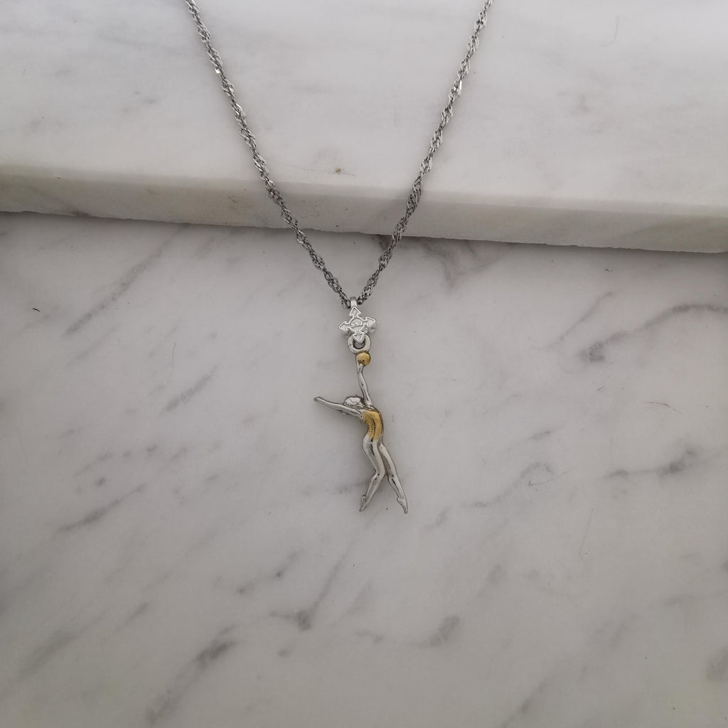 Художествена гимнастика (съчетание с топка) – Дамски спортен медальон от сребро 925 с частично позлатено покритие – Ръчно изработено спортно бижу – Идеален подарък за жена, фенка на художествената гимнастика – SSJ