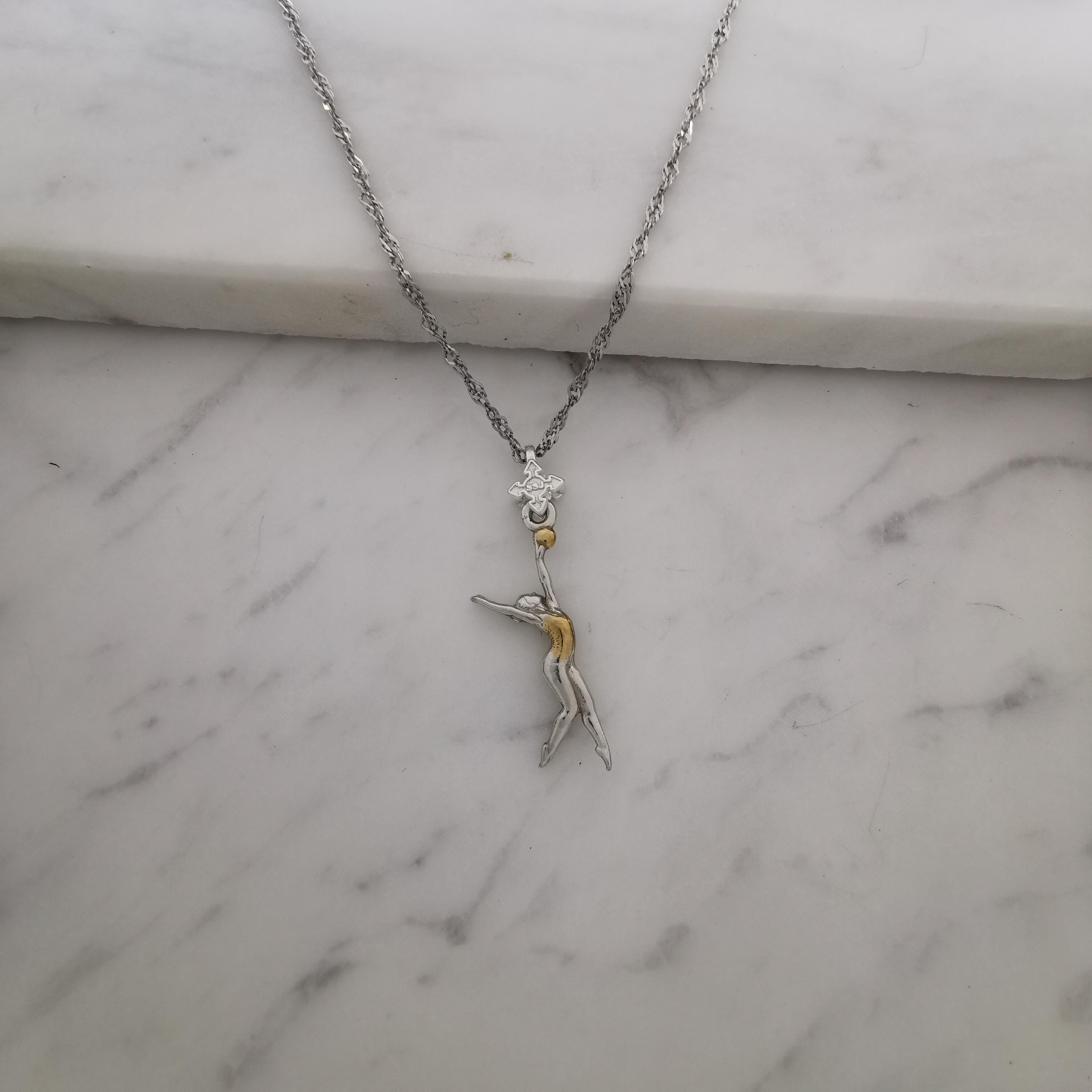 Художествена гимнастика (съчетание с топка) – Дамски спортен медальон от сребро 925 с частично позлатено покритие – Ръчно изработено спортно бижу – Идеален подарък за жена, фенка на художествената гимнастика – SSJ