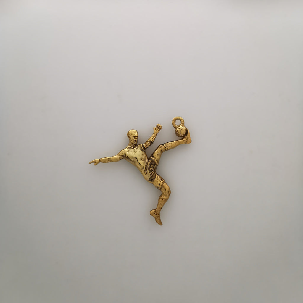 Футболист (задна ножица) – Мъжки спортен медальон от сребро 925 с позлатено покритие – Ръчно изработено спортно бижу – Идеален подарък за мъж, фен на футбола – SSJ