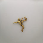 Футболист (задна ножица) – Мъжки спортен медальон от сребро 925 с позлатено покритие – Ръчно изработено спортно бижу – Идеален подарък за мъж, фен на футбола – SSJ