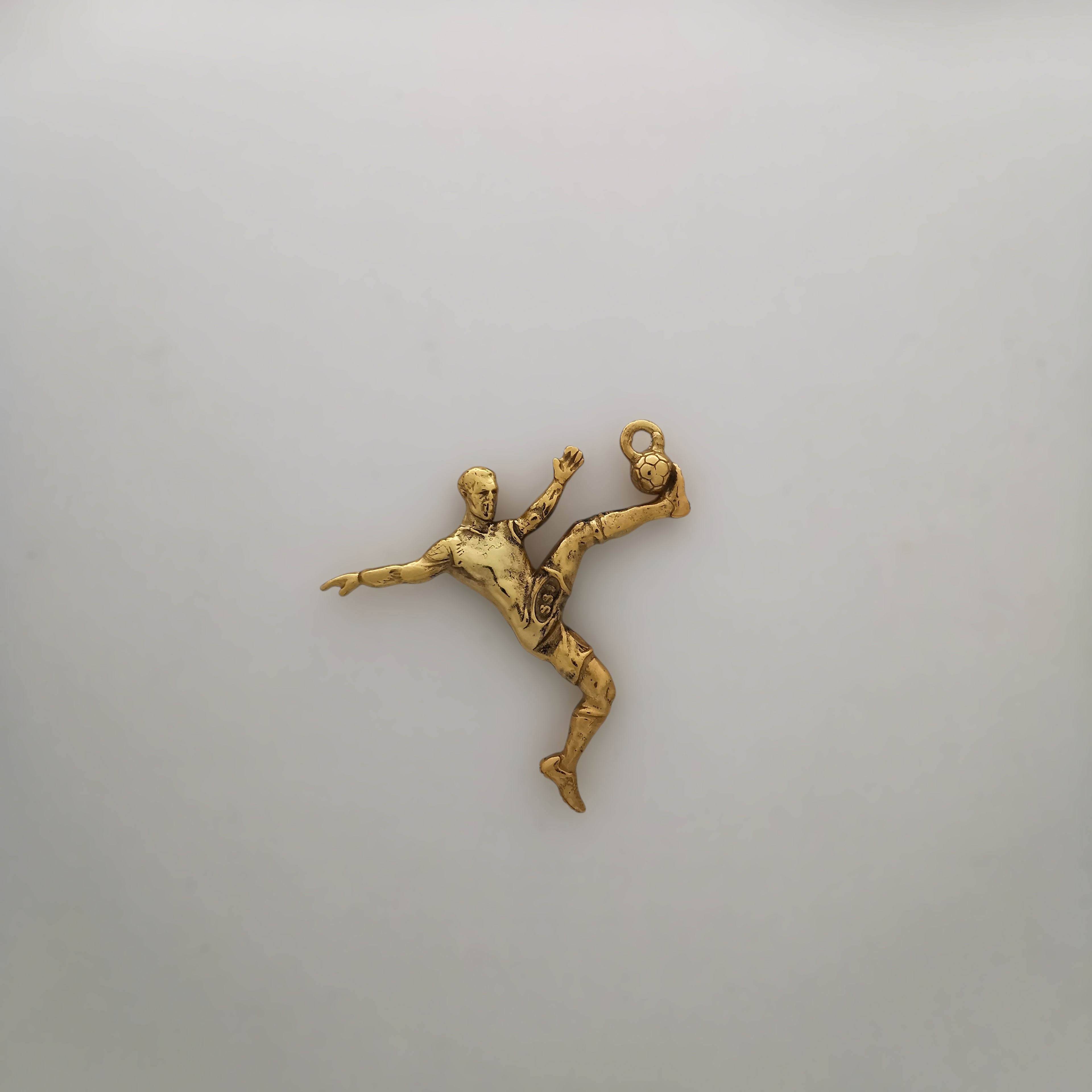 Футболист (задна ножица) – Мъжки спортен медальон от сребро 925 с класическо покритие – Ръчно изработено спортно бижу – Идеален подарък за мъж, фен на футбола – SSJ