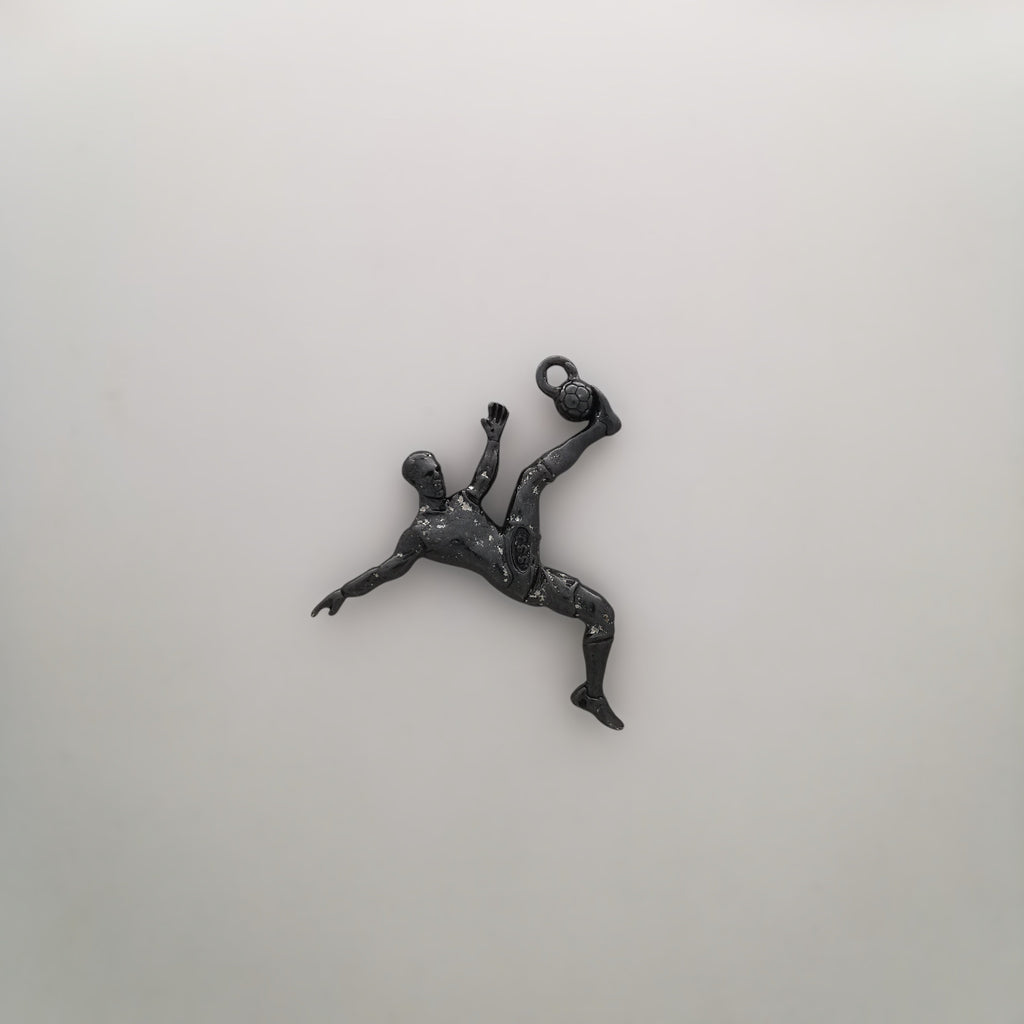 Футболист (задна ножица) – Мъжки спортен медальон от сребро 925 с оксидирано покритие – Ръчно изработено спортно бижу – Идеален подарък за мъж, фен на футбола – SSJ