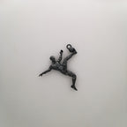 Футболист (задна ножица) – Мъжки спортен медальон от сребро 925 с оксидирано покритие – Ръчно изработено спортно бижу – Идеален подарък за мъж, фен на футбола – SSJ