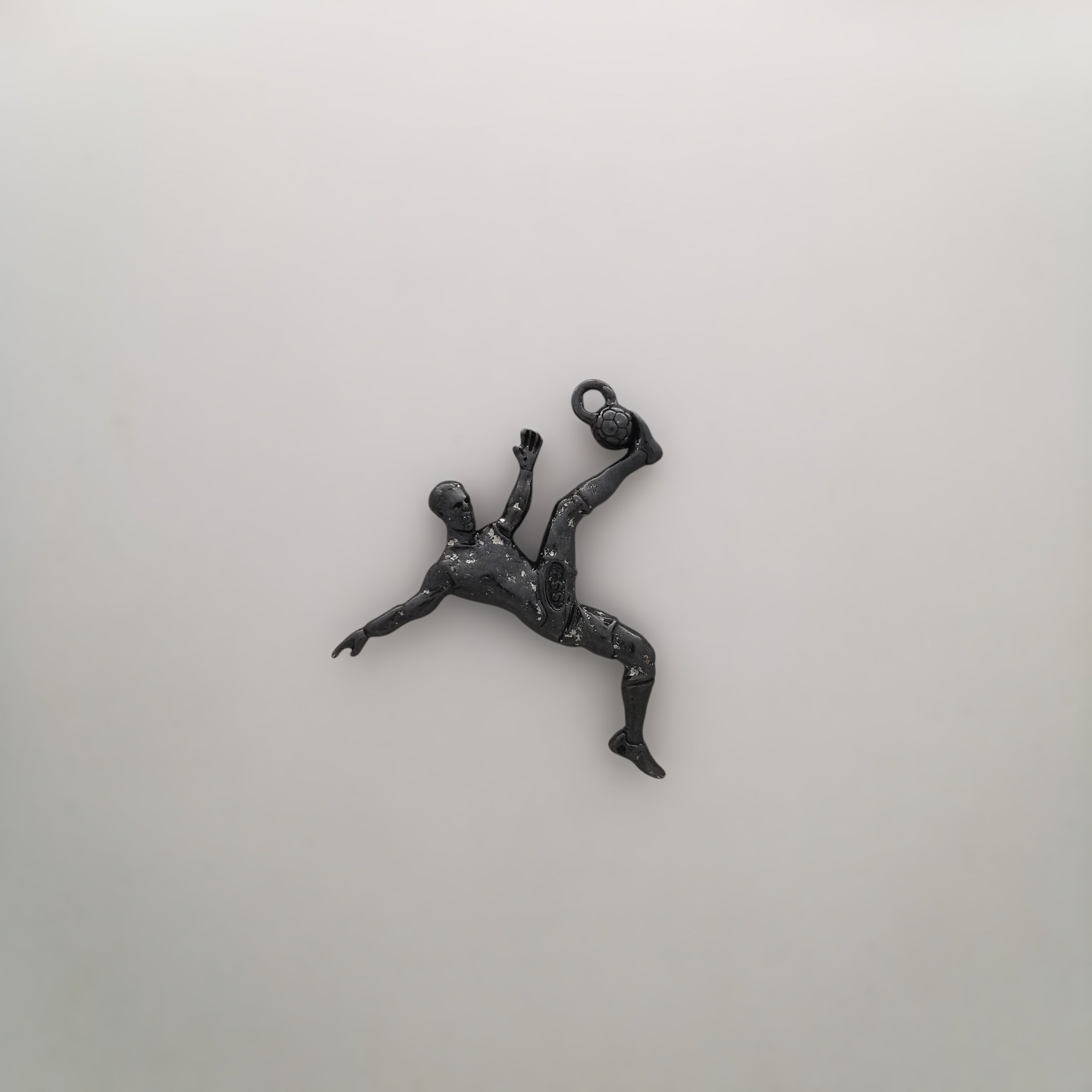 Футболист (задна ножица) – Мъжки спортен медальон от сребро 925 с частично позлатено покритие – Ръчно изработено спортно бижу – Идеален подарък за мъж, фен на футбола – SSJ