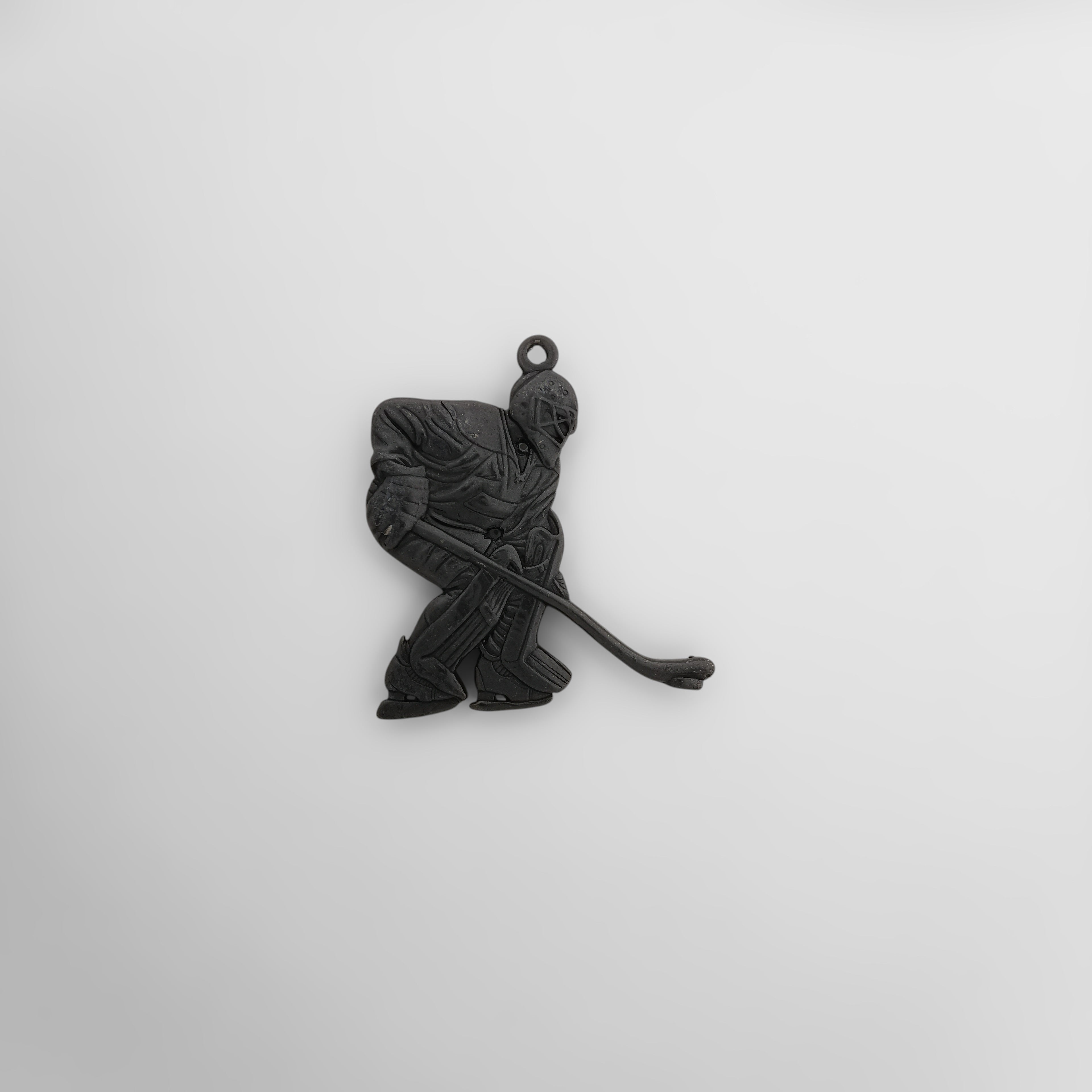 Хокеист (вратар) – Мъжки спортен медальон от сребро 925 с позлатено покритие – Ръчно изработено спортно бижу – Идеален подарък за мъж, фен на хокея – SSJ