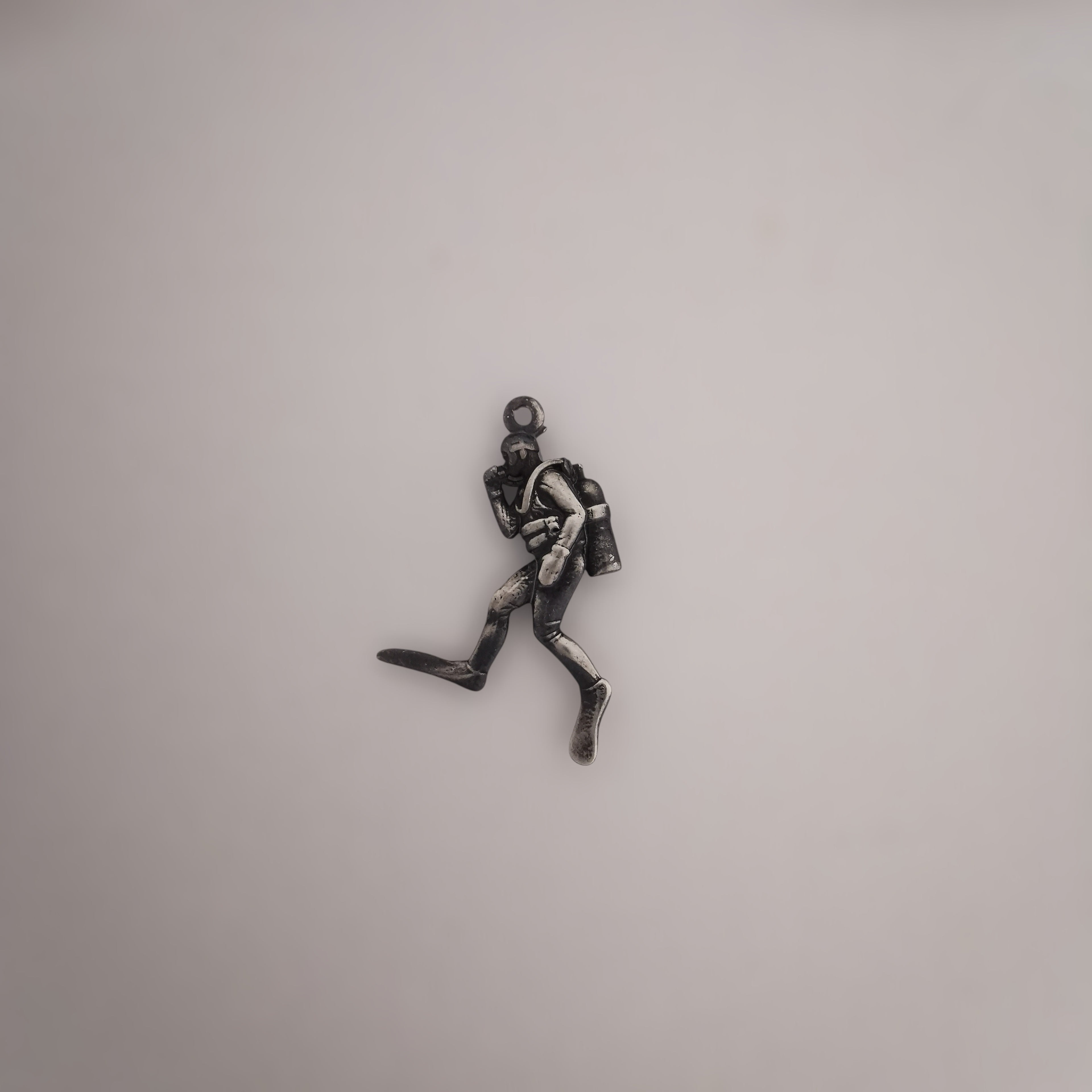 Гмуркач – Мъжки медальон Водолаз от сребро 925 с оксидирано покритие – Ръчно изработено бижу Дайвинг за любители на морето и подводните спортове – SSJ