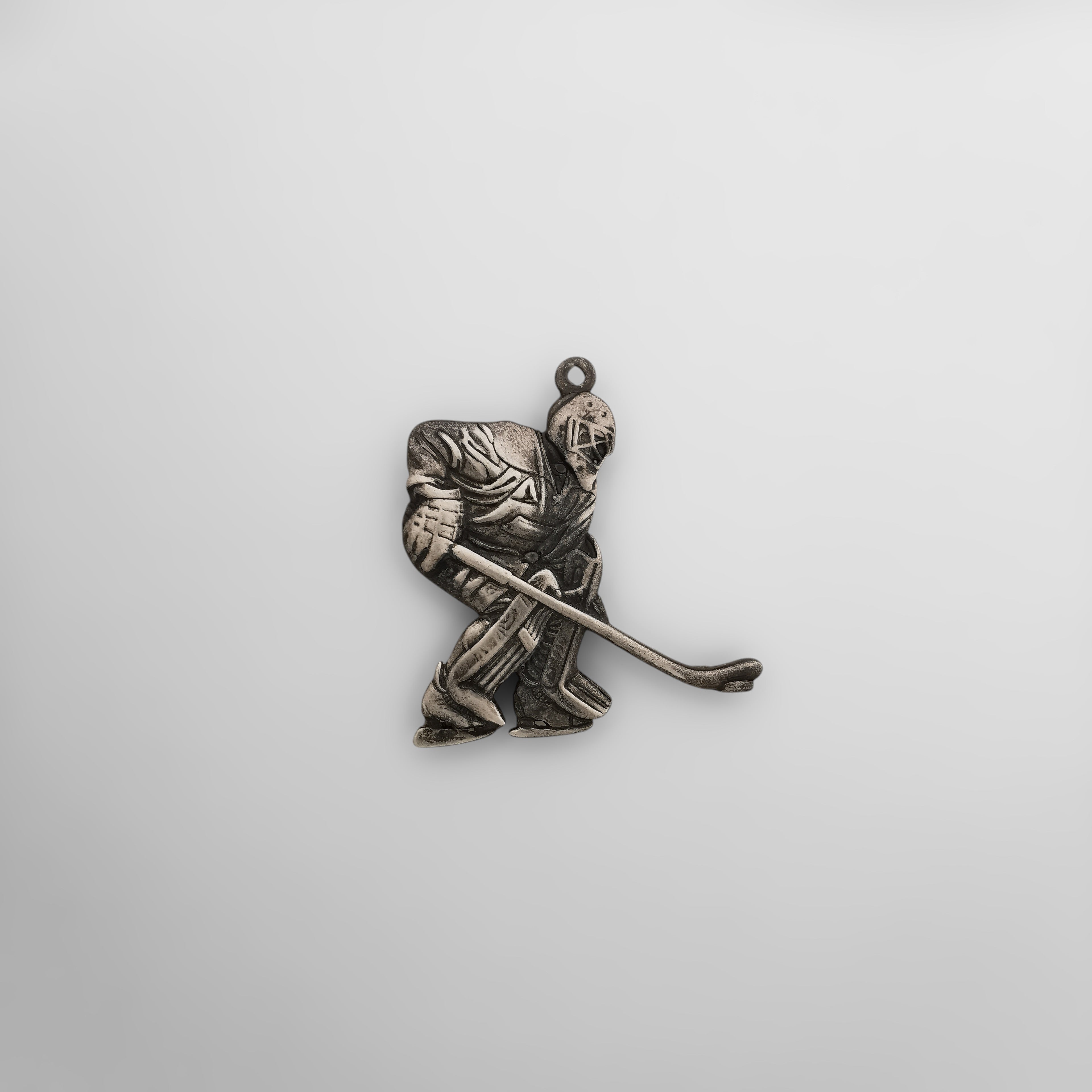 Хокеист (вратар) – Мъжки спортен медальон от сребро 925 с позлатено покритие – Ръчно изработено спортно бижу – Идеален подарък за мъж, фен на хокея – SSJ