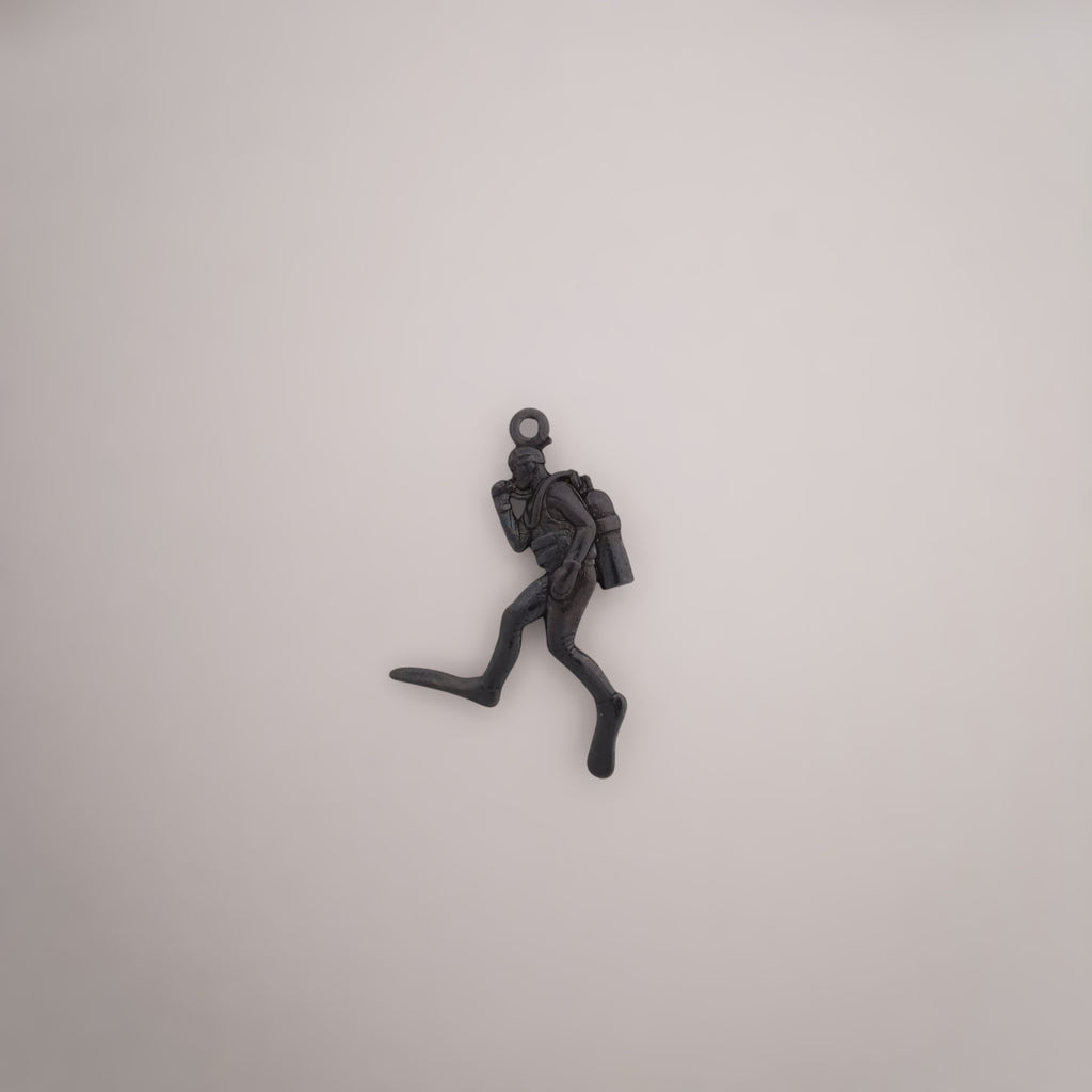 Гмуркач – Мъжки медальон Водолаз от сребро 925 с оксидирано покритие – Ръчно изработено бижу Дайвинг за любители на морето и подводните спортове – SSJ