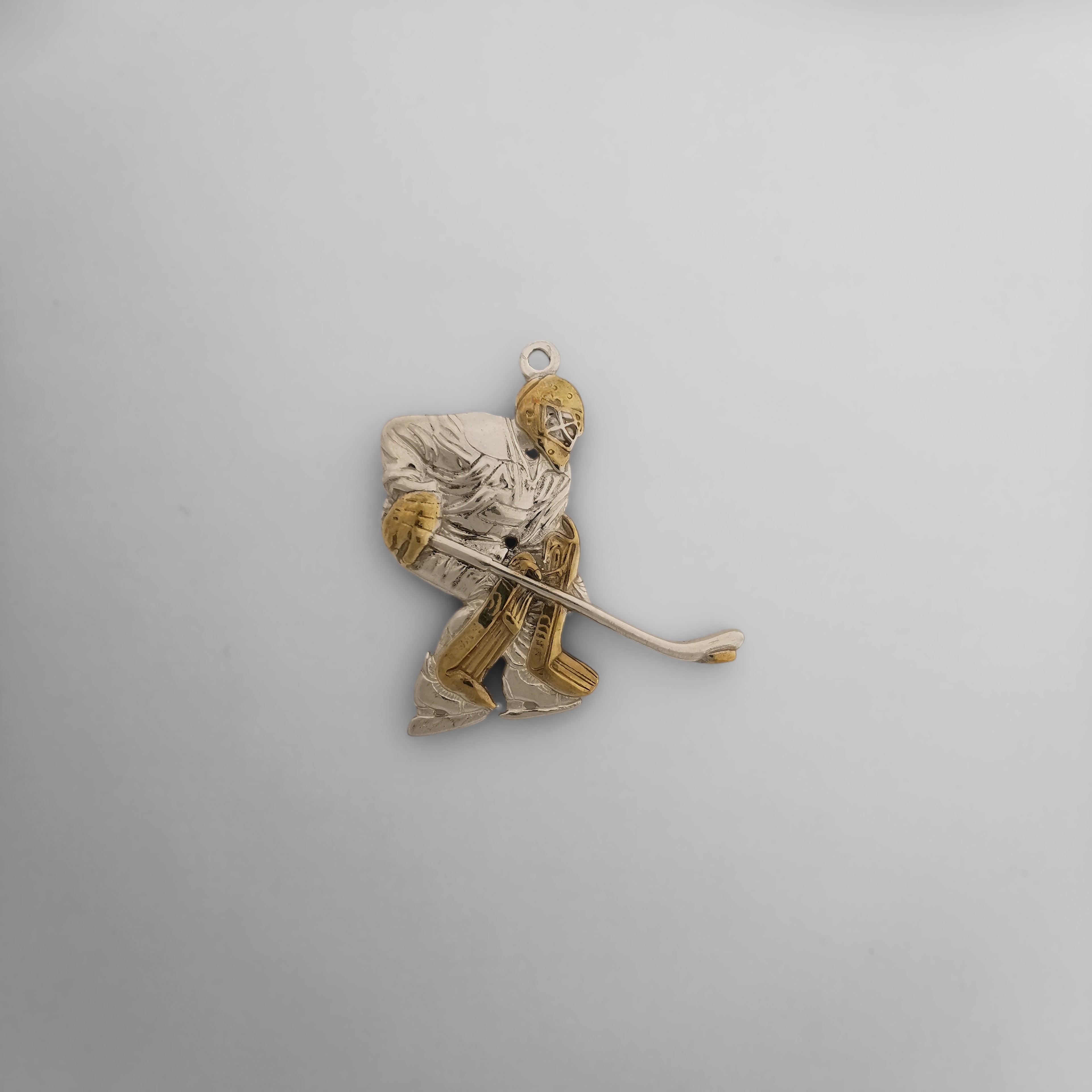 Хокеист (вратар) – Мъжки спортен медальон от сребро 925 с оксидирано покритие – Ръчно изработено спортно бижу – Идеален подарък за мъж, фен на хокея – SSJ