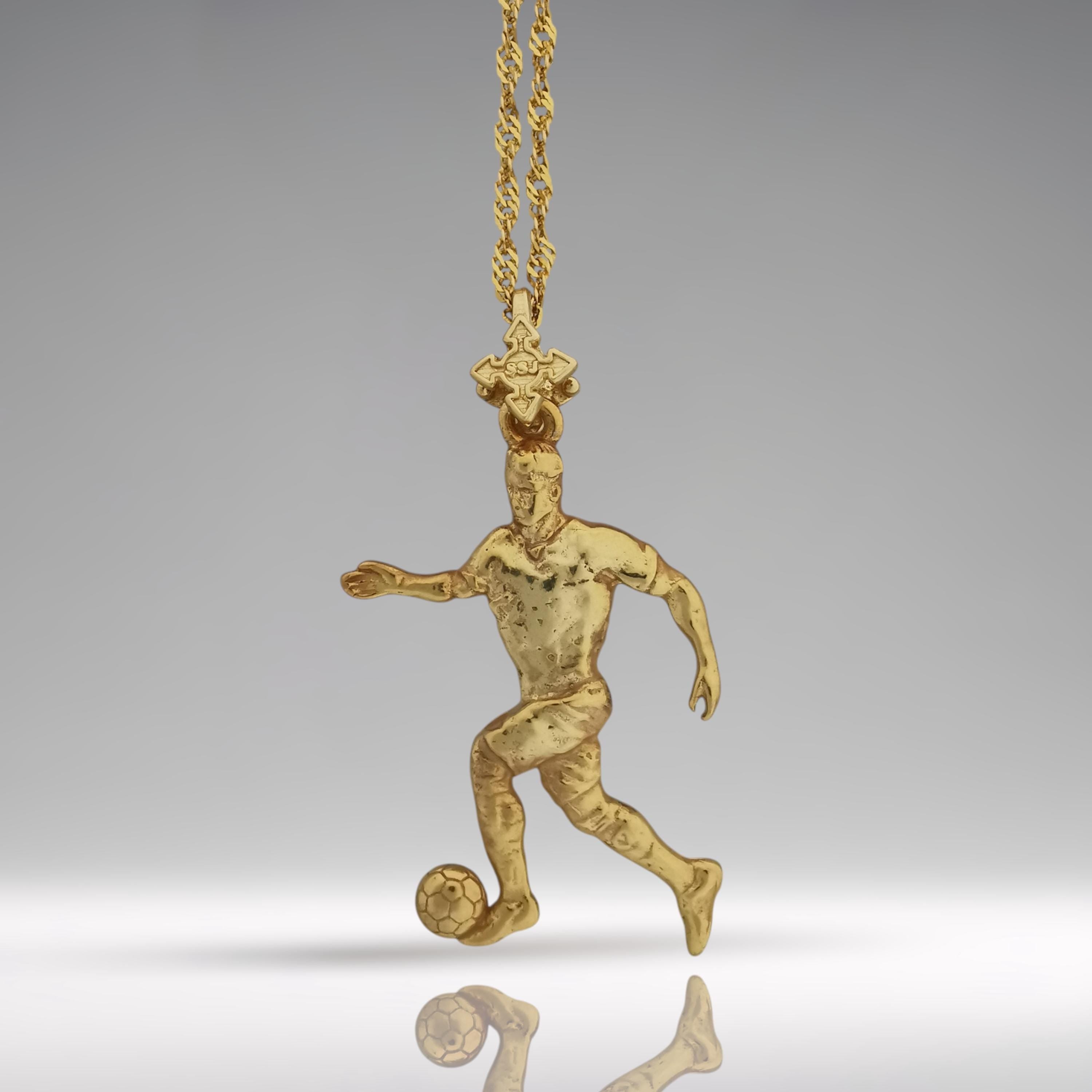 Футболист – Мъжки спортен медальон от сребро 925 с позлатено покритие – Ръчно изработено спортно бижу – Идеален подарък за мъж, фен на футбола – SSJ